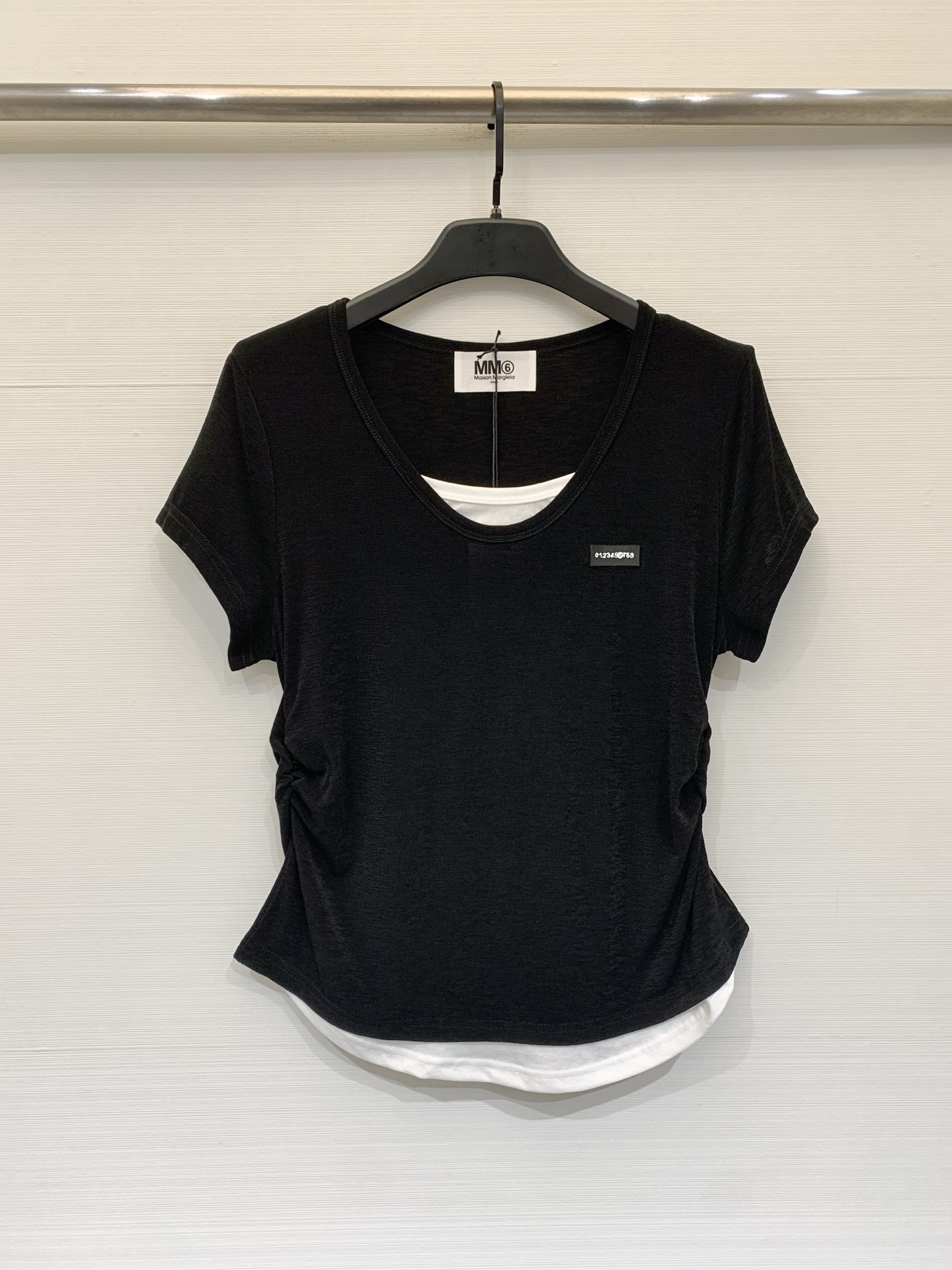 NO:826452,MM6 26 new summer style fake two-piece acetate waisted black short-sleeved T-shirts, made of high-draping acetate fabric, showing a smooth texture, number label on the chest, slight pleats on the sides, an absolute universal wardrobe item, size SM, masion margiela, T-shirt, tees, t-shirt,19860909MM6 26夏季新款 假两件醋酸收腰黑色短袖T恤,采用高垂度醋酸面料,呈现顺滑的质感,胸前数字标签,侧边带有轻微的褶皱处理,绝对的衣橱万能款 码数SM,,masion margiela,T-shirt,tees，t-shirt,,Women's clothing