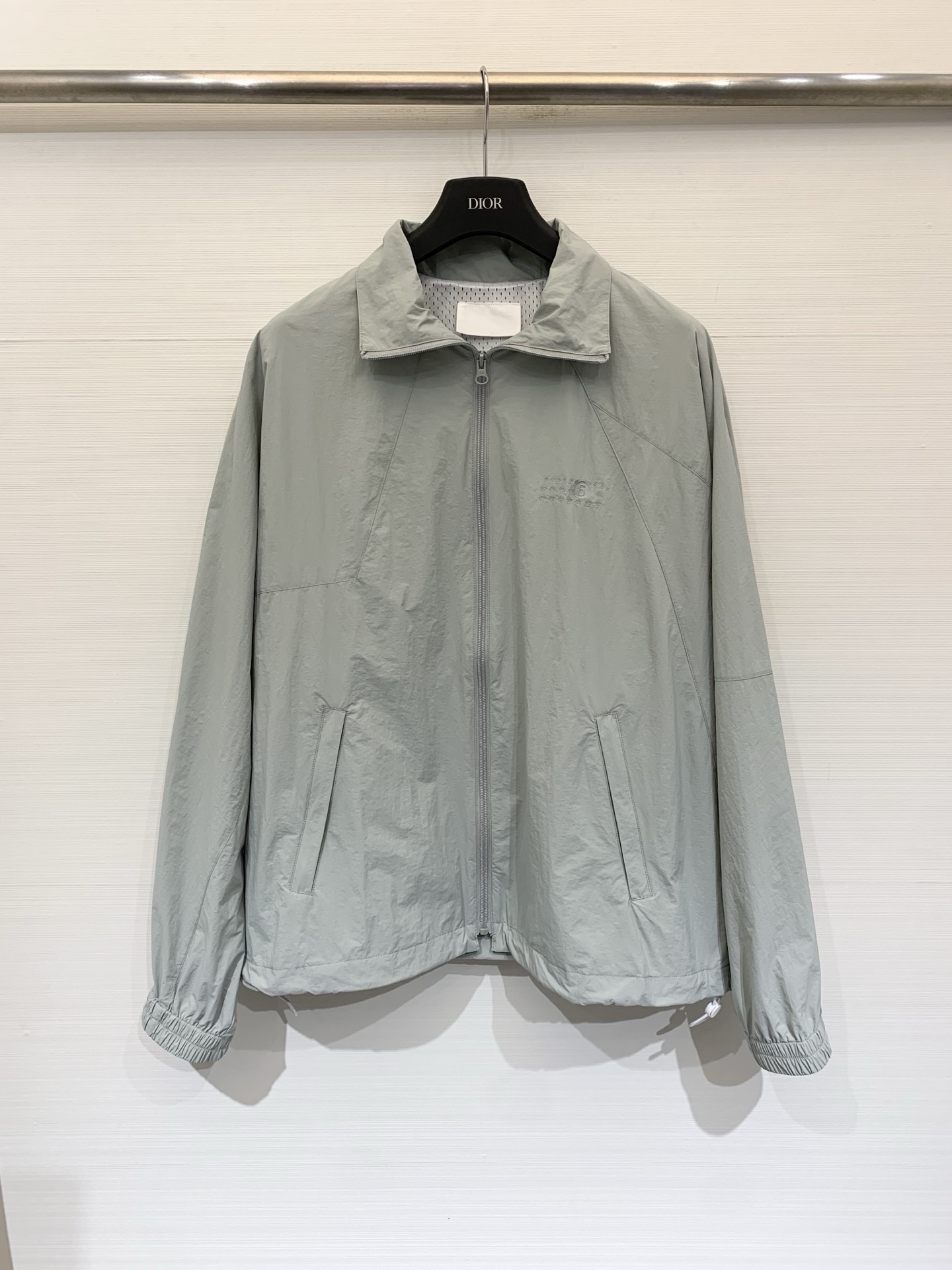 NO:826385,MM6 26 spring and summer new style, simple and thin hooded jacket, sun protection clothing, hat can be stored, two-color SML, masion margiela, hats,19860909MM6 26春夏新款 简约薄款连帽冲锋衣防晒服帽子可收纳起来 两色SML,,masion margiela,hats,,Women's clothing