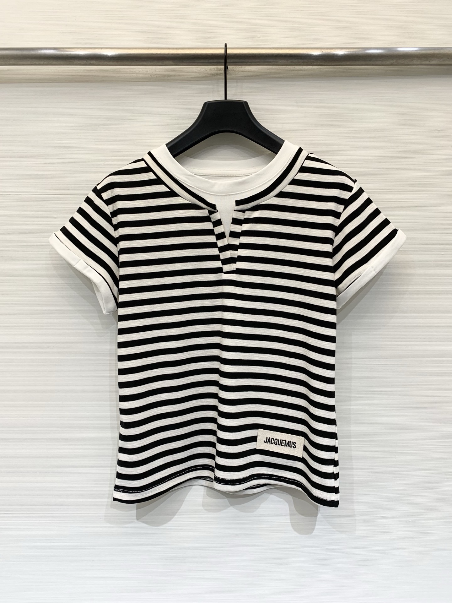 NO:826380,JACQUEMUS 26 new summer style striped short-sleeved T-shirt, the overall style is relaxed and has a little design sense, short fit version, double-layered contrasting design on the collar, off-white brand woven label sewn on the left side of the hem, printed with black 'JACQUEMUS' letter logo, casual and versatile daily style, size SML, T-shirt, tees, t-shirt,19860909JACQUEMUS 26夏季新款 条纹短袖T恤,整体风格松弛又带点小设计感,短款合身版型,领口做了双层撞色设计,衣摆左侧缝有米白色品牌织唛,印有黑色“JACQUEMUS”字母标识,休闲又百搭的日常款 码数SML,,T-shirt,tees，t-shirt,,Women's clothing