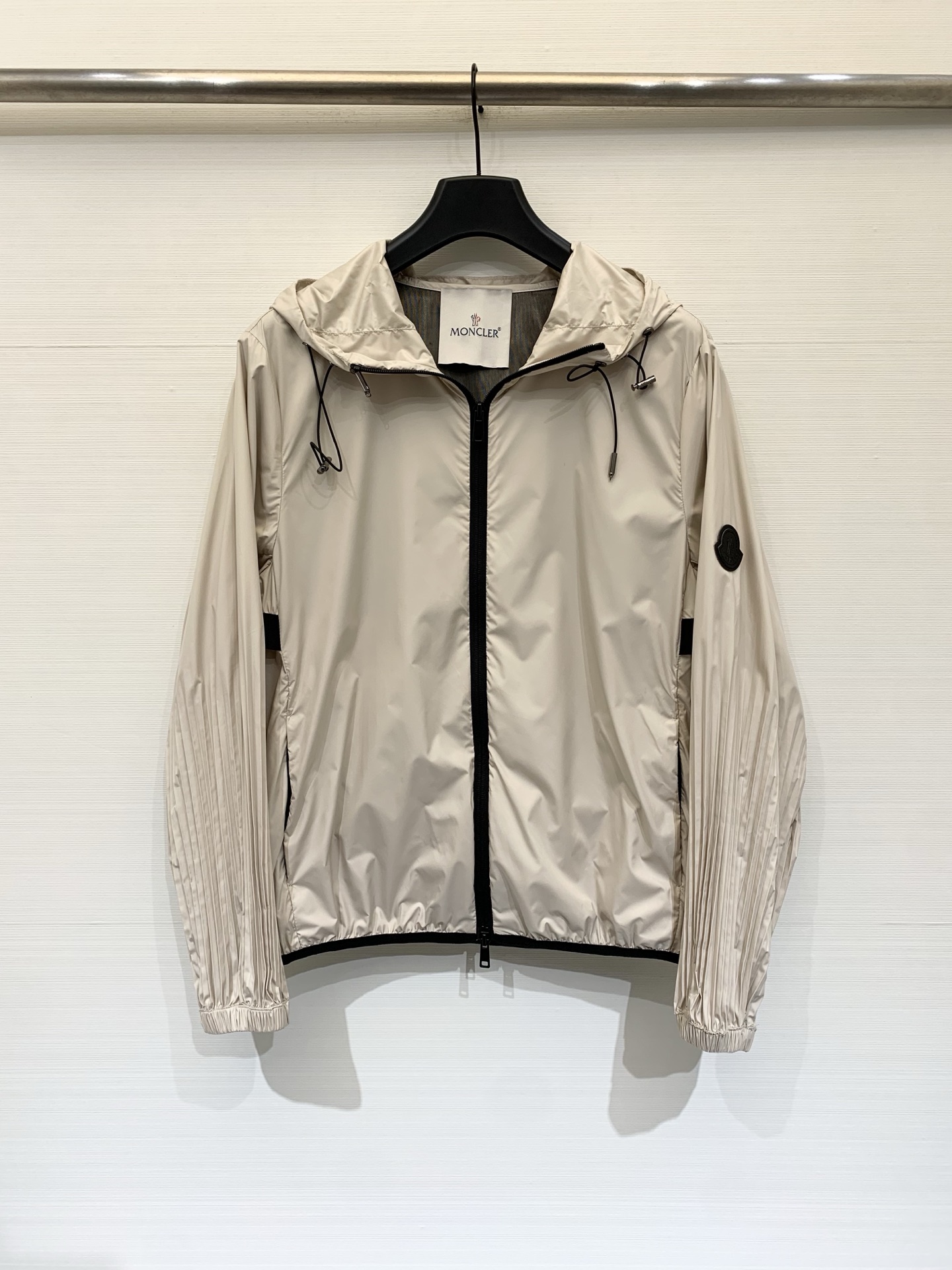 NO:830763,Moncler Panat women's hooded sun protection jacket in nylon, lightweight and functionally coated, pleated elements on the sleeves and back add a refined touch. Suitable for any occasion, it can be easily styled for city life or outdoor casual. Stretchy soft gauze lining, adjustable hood, polyester lining, zipper closure, pleated back and sleeves, zippered pockets. Color: Beige Black. Size: SML P,,jackets & coats,hats,19860909Moncler Panat 女士连帽防晒外套,采用锦纶面料,质地轻盈,配有功能性涂层,衣袖和背面的褶裥元素增添精致格调 这款单品适合各种场合穿着,可轻松打造城市生活或户外休闲造型 弹性柔软薄纱衬里,可调节兜帽,搭配聚酯纤维衬里,拉链开合,褶裥背面和衣袖,拉链口袋 颜色杏色 黑色 码数SML P,,jackets & coats,hats,,Women's clothing