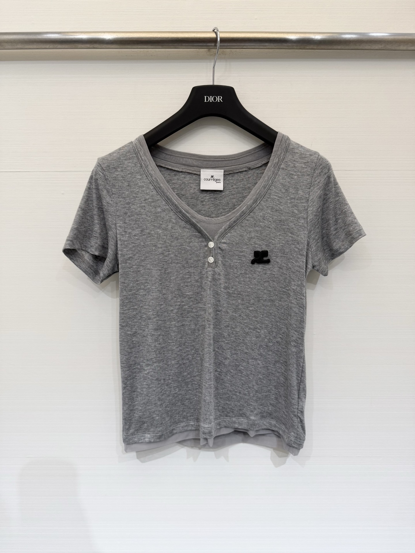 NO:832350,Courrèges spliced ​​lace short-sleeved T-shirt, a slim fit and slightly waisted short version, the length is just around the waistline, which can optimize the body proportions. The neckline and hem are double-layer fake two-piece spliced ​​lace design, light and soft fabric, soft to the touch and skin-friendly, a versatile item with a relaxed feel. Four-color SM, T-shirt, tees, t-shirt,19860909Courrèges 拼接蕾丝边短袖T恤,修身微收腰的短款版型,衣长刚好在腰线附近,能优化身材比例,领口和下摆是双层假两件拼接蕾丝设计,轻薄柔软面料,触感柔软亲肤,松弛感穿搭的万能单品 四色SM,,T-shirt,tees，t-shirt,,Women's clothing