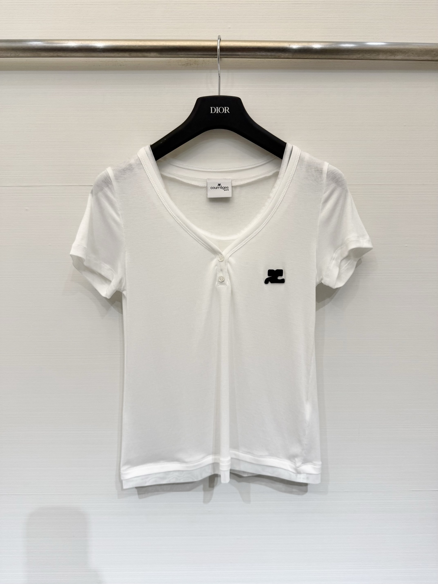 NO:832358,Courrèges spliced ​​lace short-sleeved T-shirt, a slim fit and slightly waisted short version, the length is just around the waistline, which can optimize the body proportions. The neckline and hem are double-layer fake two-piece spliced ​​lace design, light and soft fabric, soft to the touch and skin-friendly, a versatile item with a relaxed feel. Four-color SM, T-shirt, tees, t-shirt,19860909Courrèges 拼接蕾丝边短袖T恤,修身微收腰的短款版型,衣长刚好在腰线附近,能优化身材比例,领口和下摆是双层假两件拼接蕾丝设计,轻薄柔软面料,触感柔软亲肤,松弛感穿搭的万能单品 四色SM,,T-shirt,tees，t-shirt,,Women's clothing