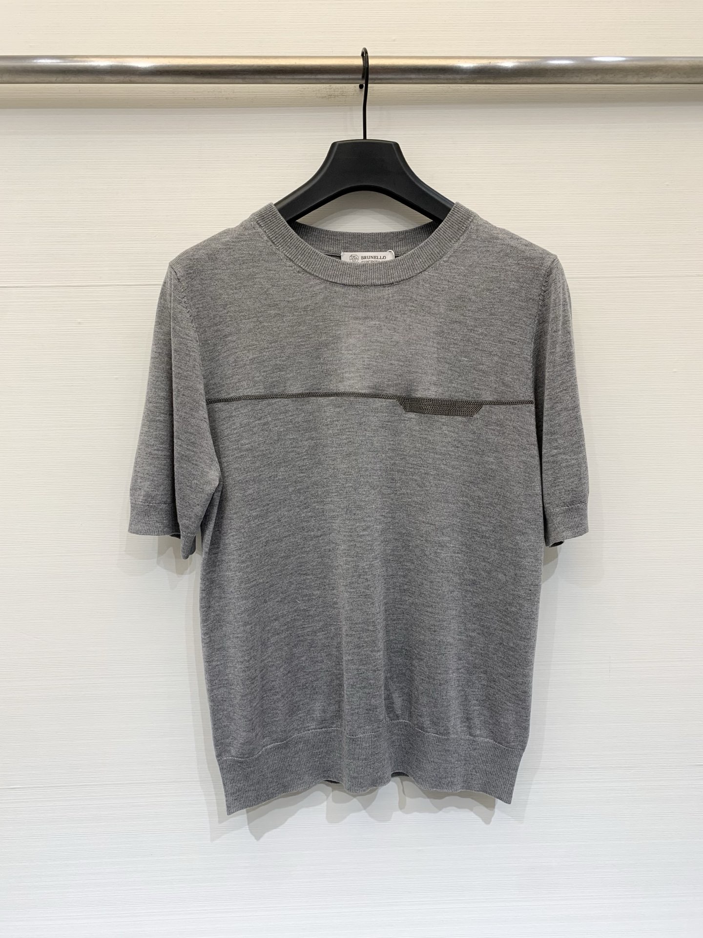 NO:833944,BC 26 new summer style fine wool round neck knitted short-sleeved T-shirt, minimalist high-end style, with low-key luxury texture, light and breathable white knitted fabric, slightly transparent texture and relaxed feeling, loose and moderate straight version, not flattering on the figure, thin silver horizontal strip decoration on the chest, like an 'invisible pocket', it is Brunello  Cucinelli's iconic low-key design is great when worn alone or inside. It can be worn with suits, windbreakers, and casual pants. It is the 'universal base + outer wear artifact' in the wardrobe. Three-color SML, brunello cucinelli, T-shirt, tees, t-shirt, business suit,19860909BC 26夏季新款 细羊毛圆领针织短袖T恤,极简高级风,自带低调的轻奢质感,轻薄透气的白色针织面料,微透质感很有松弛感,宽松适中的直筒版型,不挑身材,胸口的细闪银线横条装饰,像“隐形口袋”一样,是Brunello Cucinelli标志性的低调设计,单穿、内搭都很绝,搭配西装、风衣、休闲裤都能hold住,是衣柜里的“万能打底+外穿神器” 三色SML,,brunello cucinelli,T-shirt,tees，t-shirt,business suit,,Women's clothing