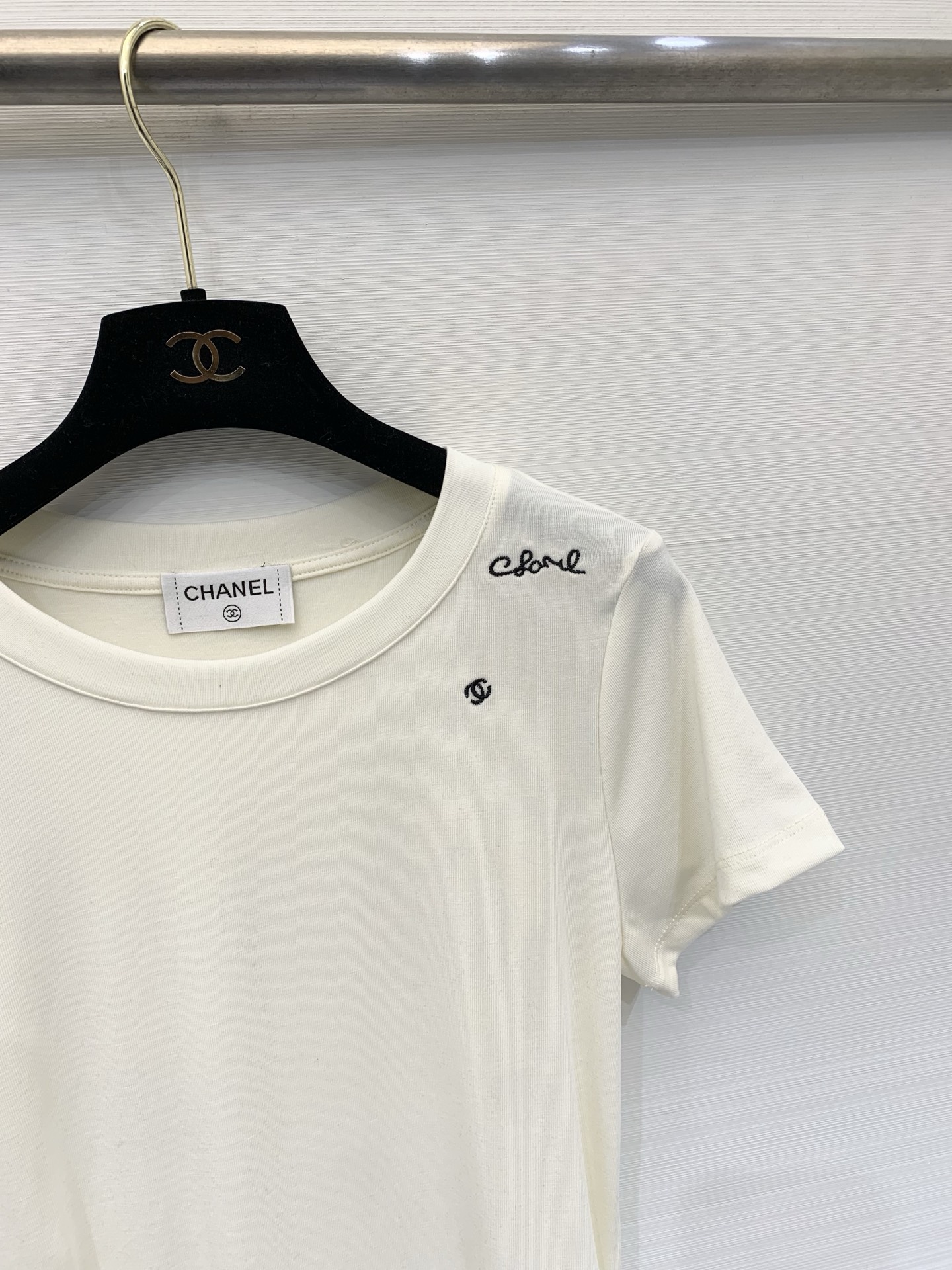 CHANEL 26春夏新款 超薄透气短袖T恤，收身弹力款，肩部刺绣Logo点缀，精致感十足，三色SML