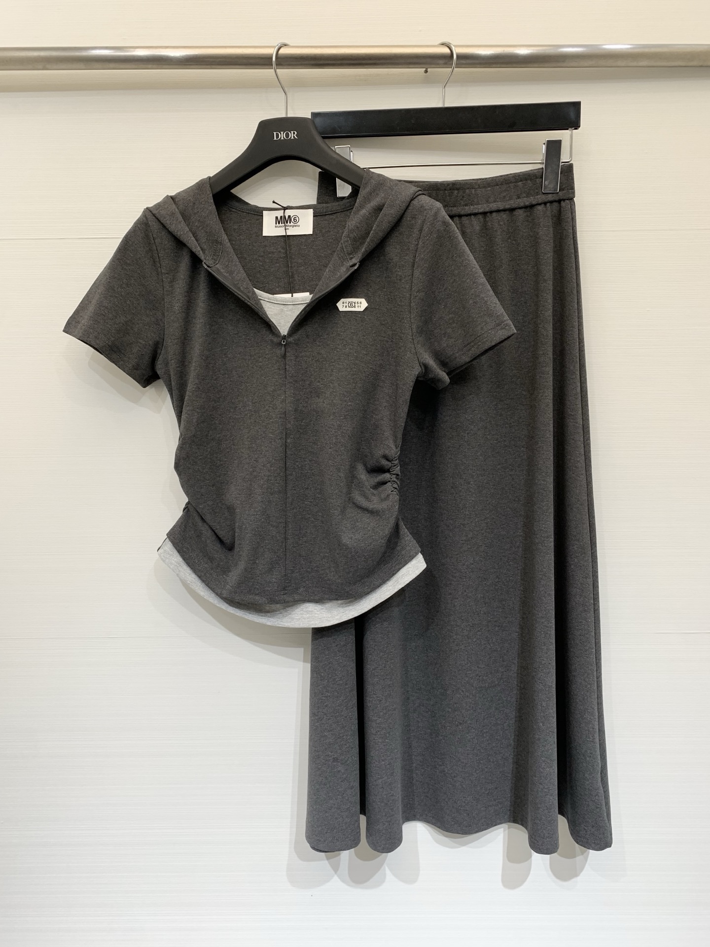 NO:834471,MM6 26 spring and summer new style fake two-piece dark gray casual suit, hooded waist fake two-piece short-sleeved elastic waist skirt, simple and casual with a bit of sophistication, the fabric is soft and skin-friendly, and has a good drape. The whole set is of the same color, visually tall and coordinated. Color Gray Black Size SML, masion margiela, skirts, T-shirt, hats,19860909MM6 26春夏新款 假两件深灰色休闲套装,连帽收腰假两件短袖松紧腰半裙,简约休闲又带点精致感,面料柔软亲肤,垂坠感好,整套同色系穿搭,视觉上显高又协调 颜色灰色 黑色 码数SML,,masion margiela,skirts,T-shirt,hats,,Women's clothing