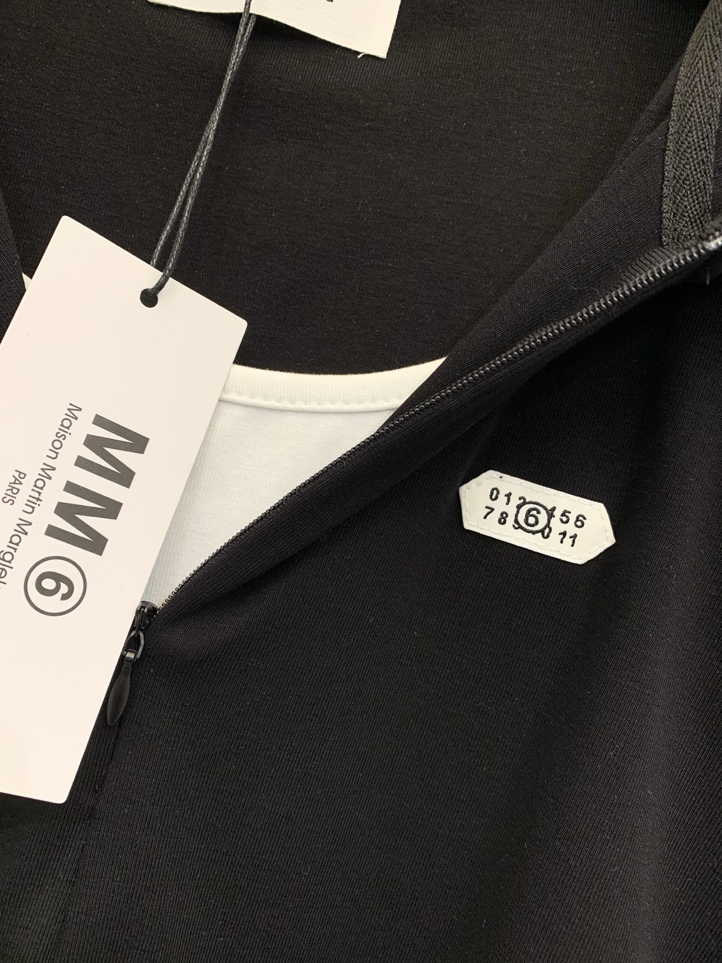 MM6 26春夏新款 假两件深灰色休闲套装，连帽收腰假两件短袖➕松紧腰半裙，简约休闲又带点精致感，面料柔