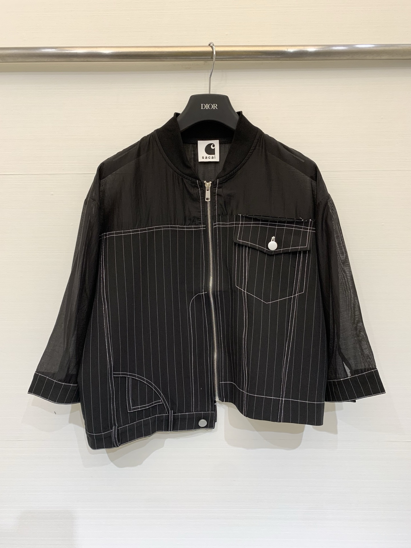 NO:835241,Sacai 26 spring and summer new style baseball collar spliced ​​irregular zipper cardigan, deconstructed style, the main body is made of translucent black gauze with strong drape, the lower part is spliced ​​with black pinstripe suit fabric, the lines are tough, the translucent three-quarter sleeve design has a strong sense of perspective and layering Size SM,, business suit,19860909Sacai 26春夏新款 棒球领拼接不规则拉链开衫,解构主义风格,衣身主体采用垂坠感强的半透明黑纱,下半部分拼接黑色细条纹西装面料,线条硬朗,半透明的七分袖设计,极具透视层次感 码数SM,,business suit,,Women's clothing
