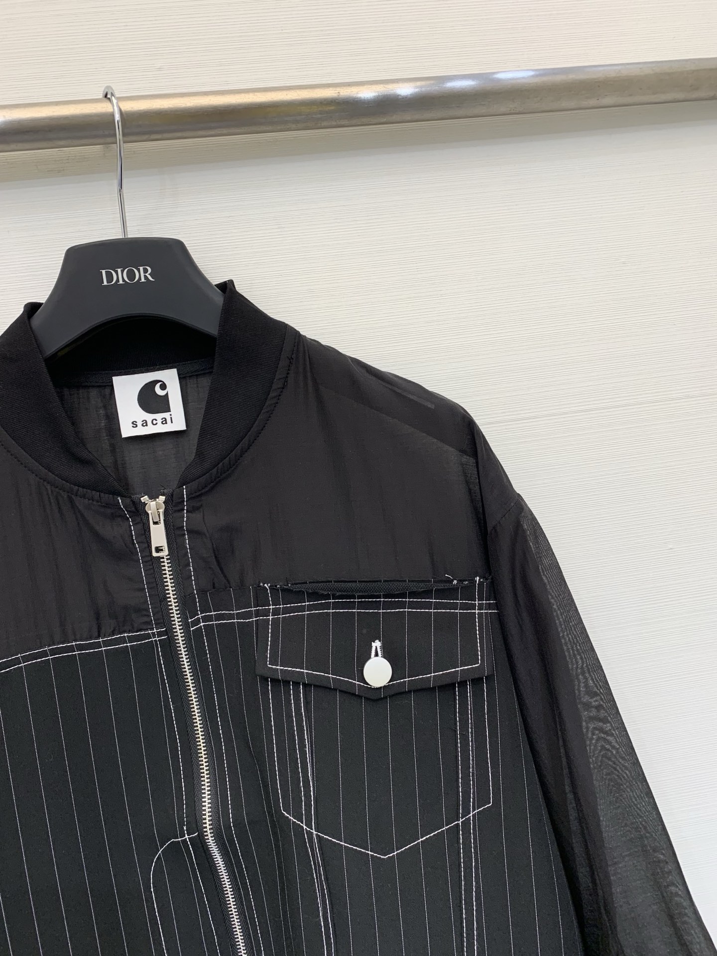 Sacai 26春夏新款 棒球领拼接不规则拉链开衫，解构主义风格，衣身主体采用垂坠感强的半透明黑纱，下半