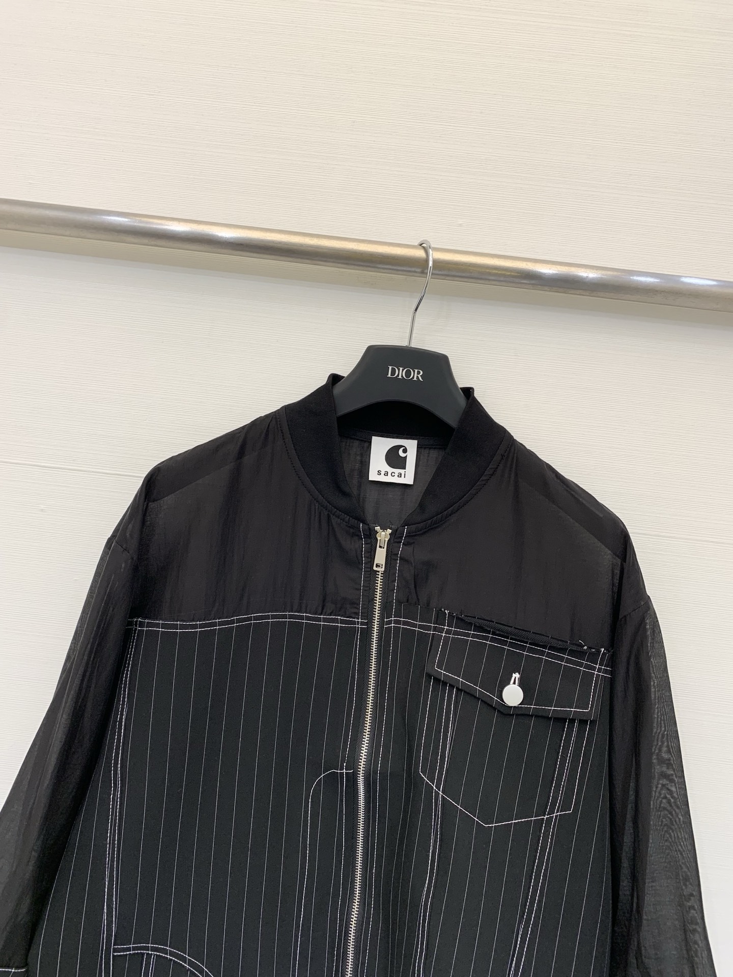 Sacai 26春夏新款 棒球领拼接不规则拉链开衫，解构主义风格，衣身主体采用垂坠感强的半透明黑纱，下半