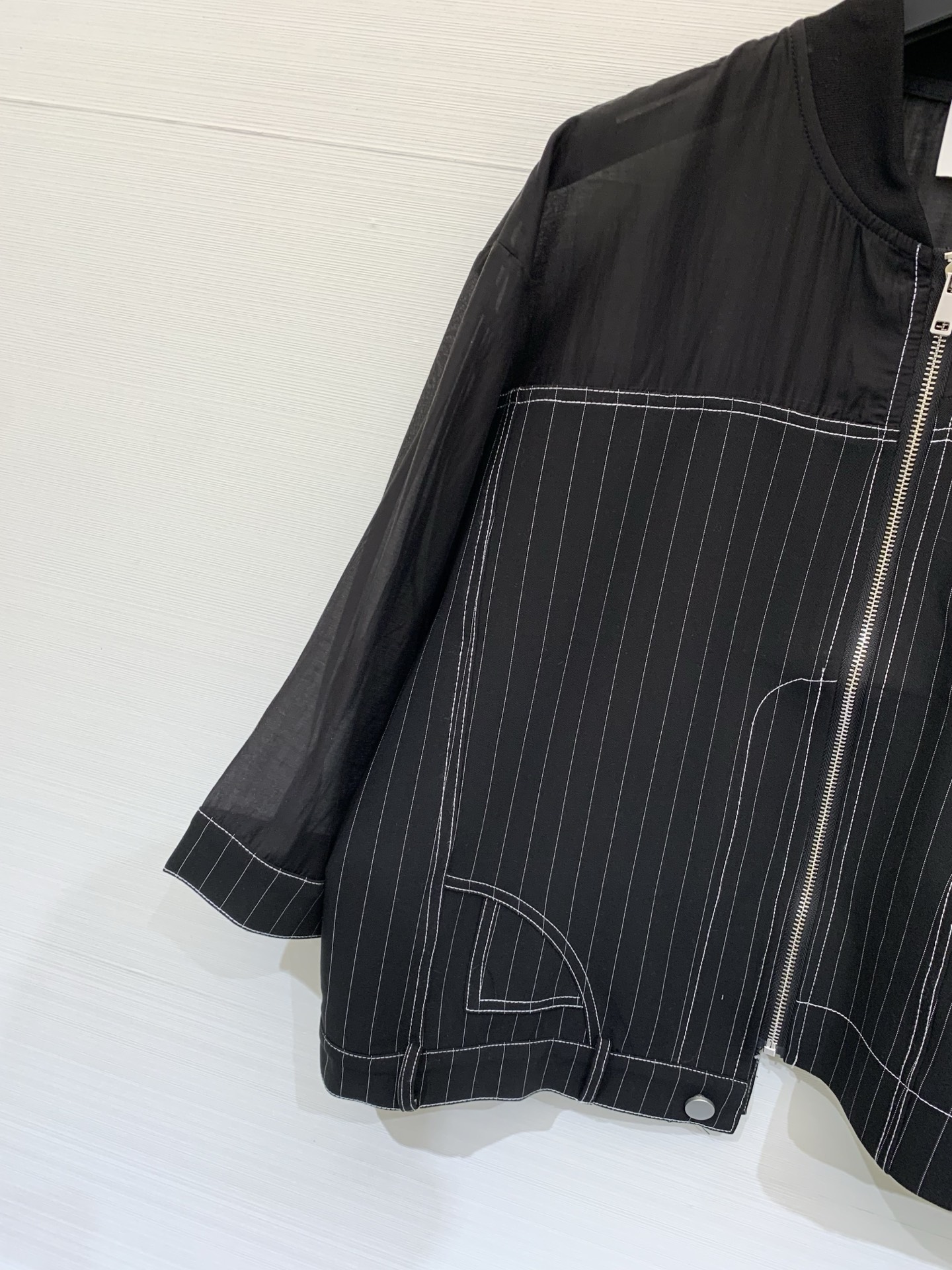 Sacai 26春夏新款 棒球领拼接不规则拉链开衫，解构主义风格，衣身主体采用垂坠感强的半透明黑纱，下半
