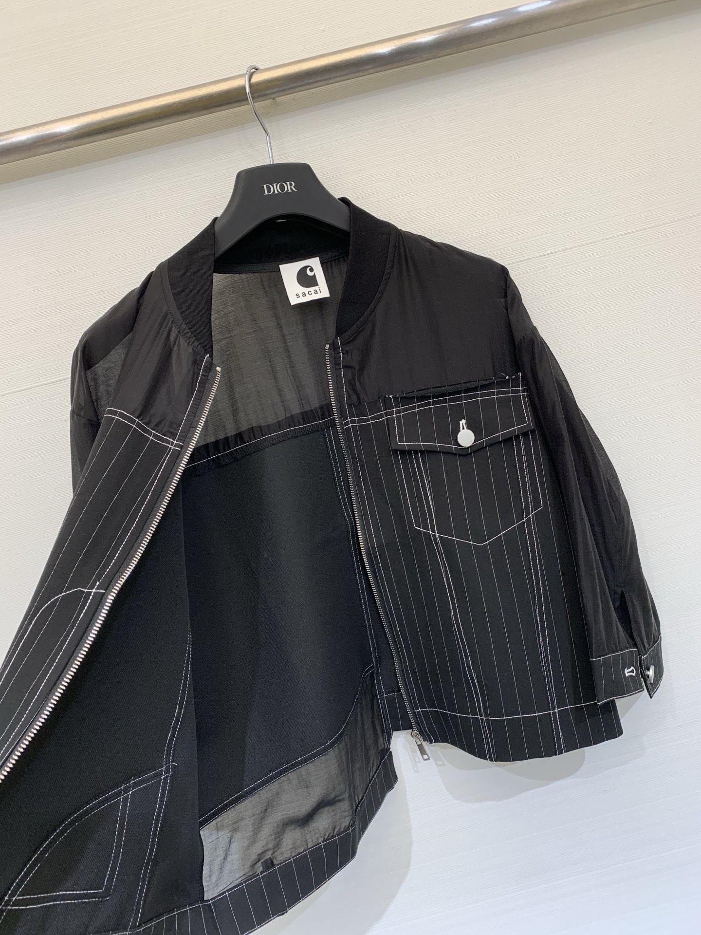 Sacai 26春夏新款 棒球领拼接不规则拉链开衫，解构主义风格，衣身主体采用垂坠感强的半透明黑纱，下半