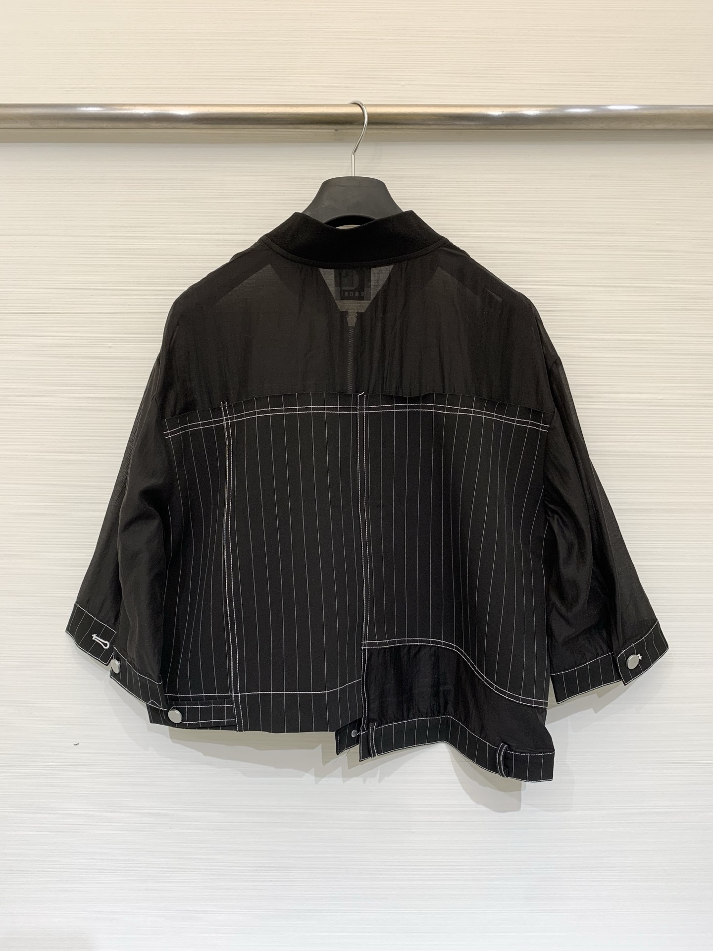 Sacai 26春夏新款 棒球领拼接不规则拉链开衫，解构主义风格，衣身主体采用垂坠感强的半透明黑纱，下半