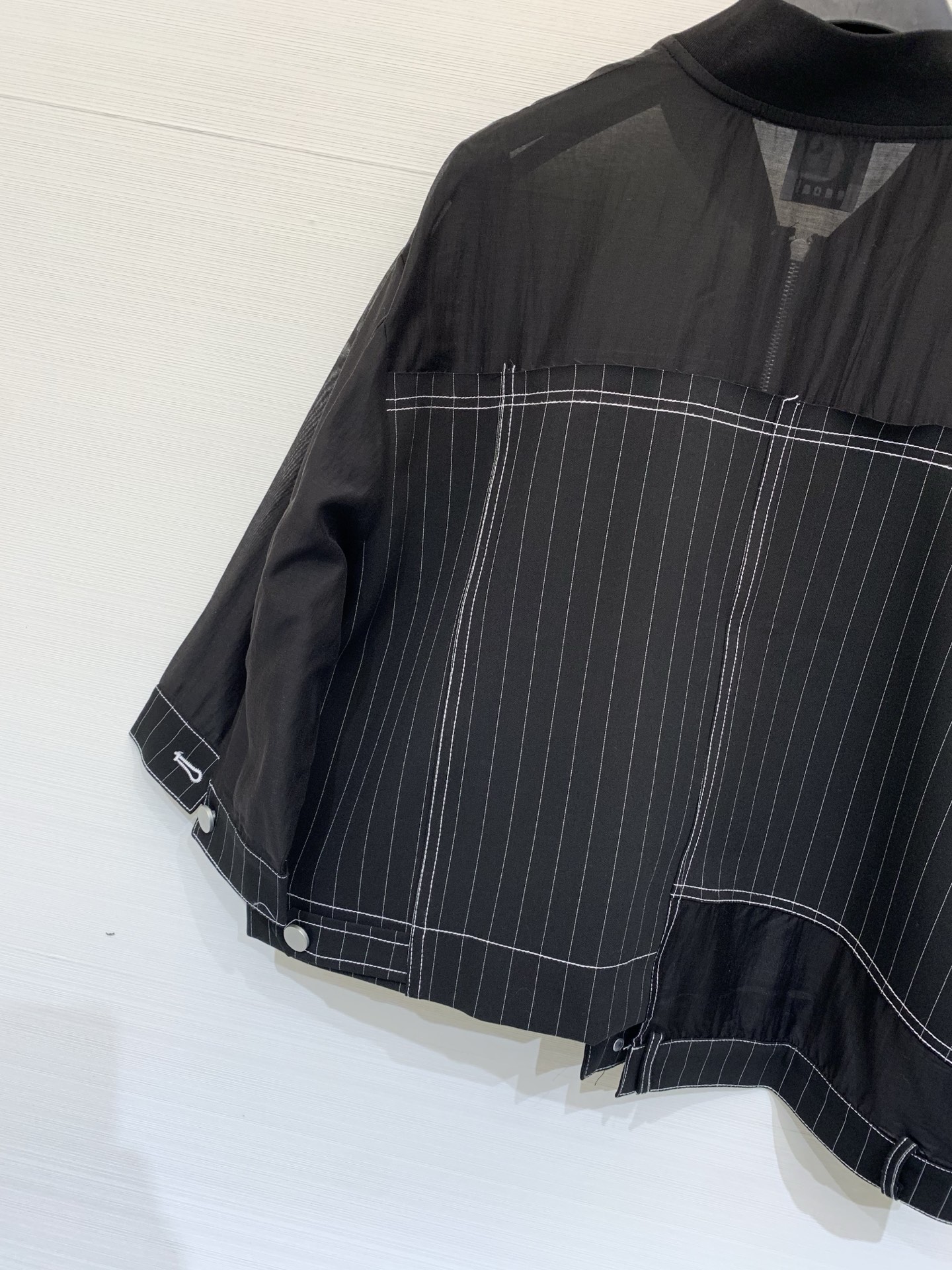 Sacai 26春夏新款 棒球领拼接不规则拉链开衫，解构主义风格，衣身主体采用垂坠感强的半透明黑纱，下半