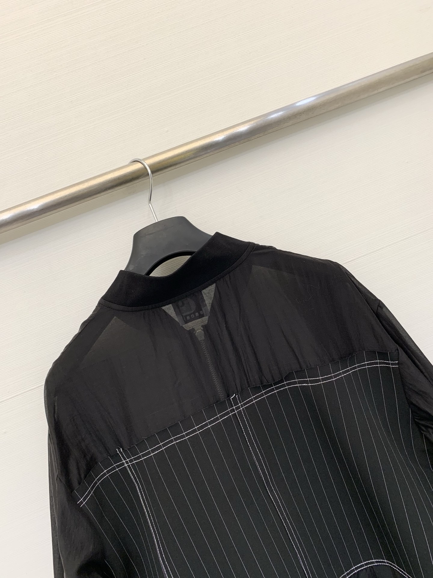 Sacai 26春夏新款 棒球领拼接不规则拉链开衫，解构主义风格，衣身主体采用垂坠感强的半透明黑纱，下半