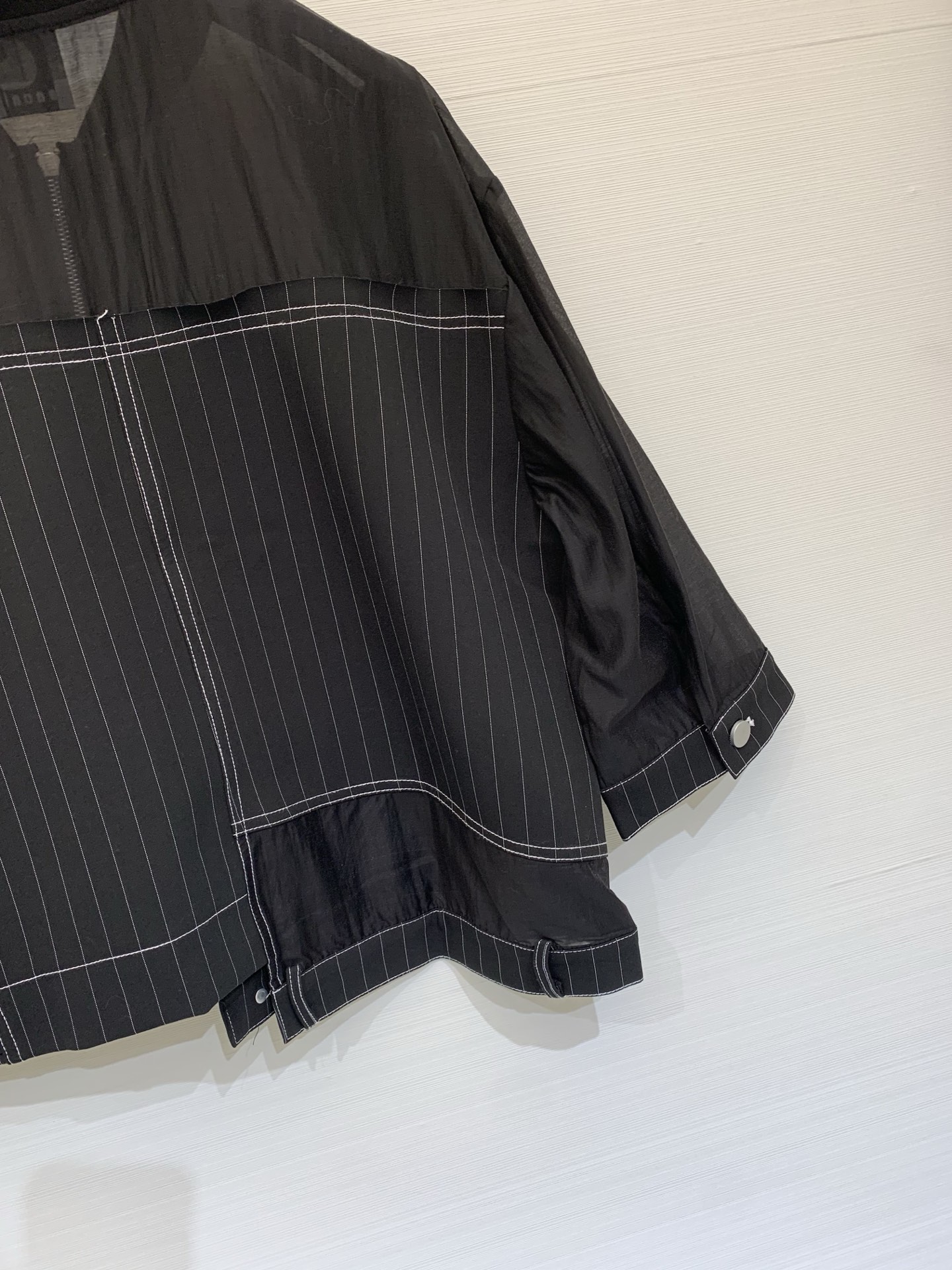 Sacai 26春夏新款 棒球领拼接不规则拉链开衫，解构主义风格，衣身主体采用垂坠感强的半透明黑纱，下半