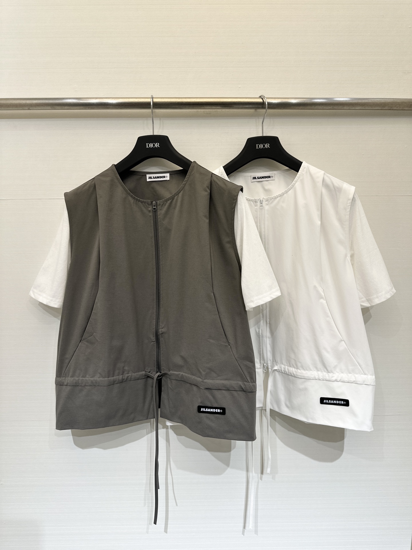 JILSANDER+ 26春夏新款 拼接拉链短袖上衣，极简高级风，采用双向拉链贯穿前襟，下摆设有抽绳设计
