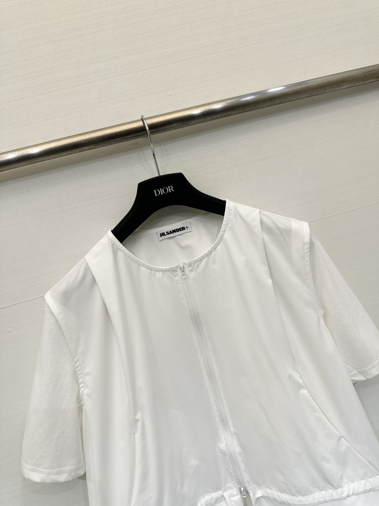 JILSANDER+ 26春夏新款 拼接拉链短袖上衣，极简高级风，采用双向拉链贯穿前襟，下摆设有抽绳设计
