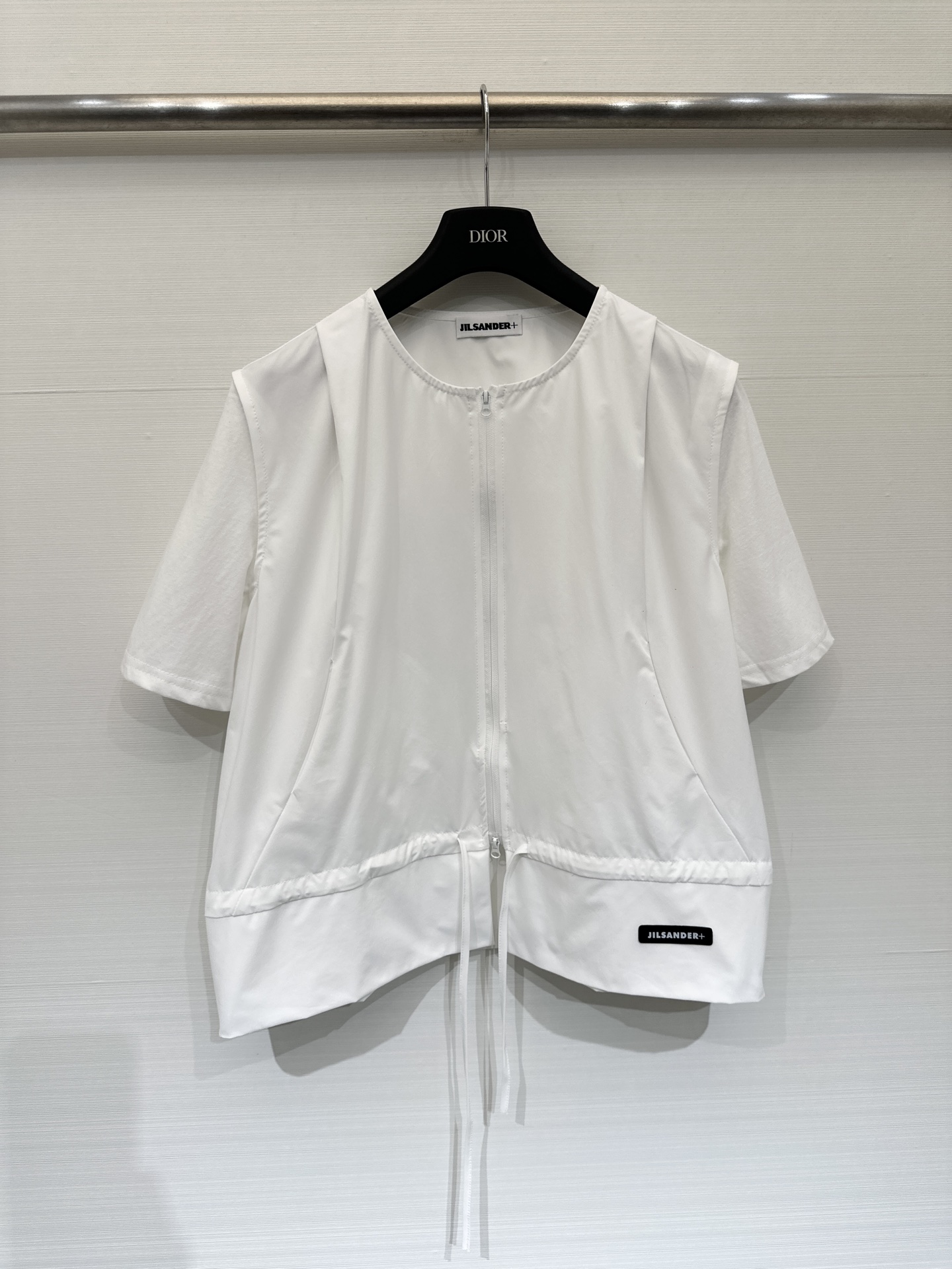 JILSANDER+ 26春夏新款 拼接拉链短袖上衣，极简高级风，采用双向拉链贯穿前襟，下摆设有抽绳设计