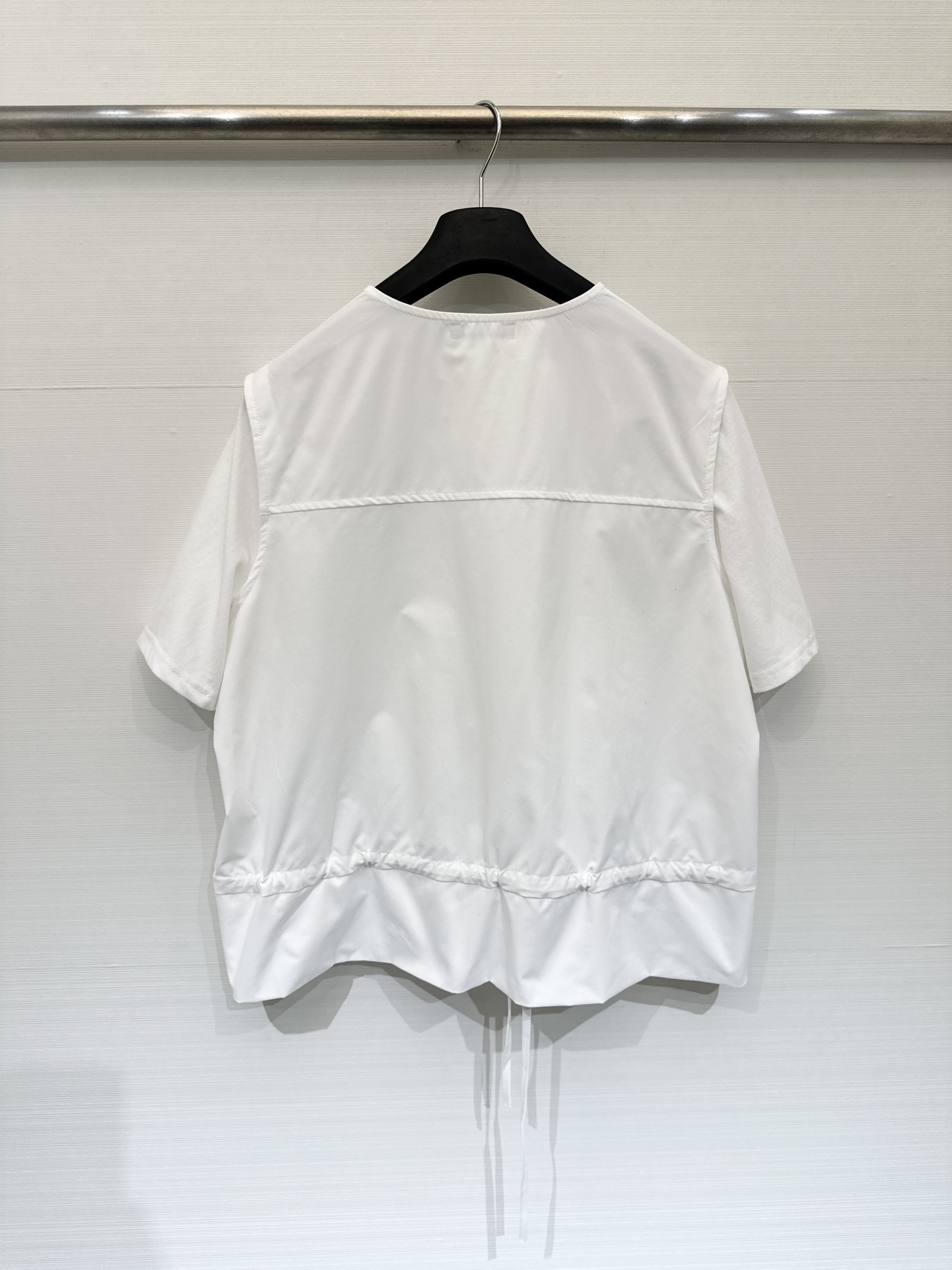 JILSANDER+ 26春夏新款 拼接拉链短袖上衣，极简高级风，采用双向拉链贯穿前襟，下摆设有抽绳设计