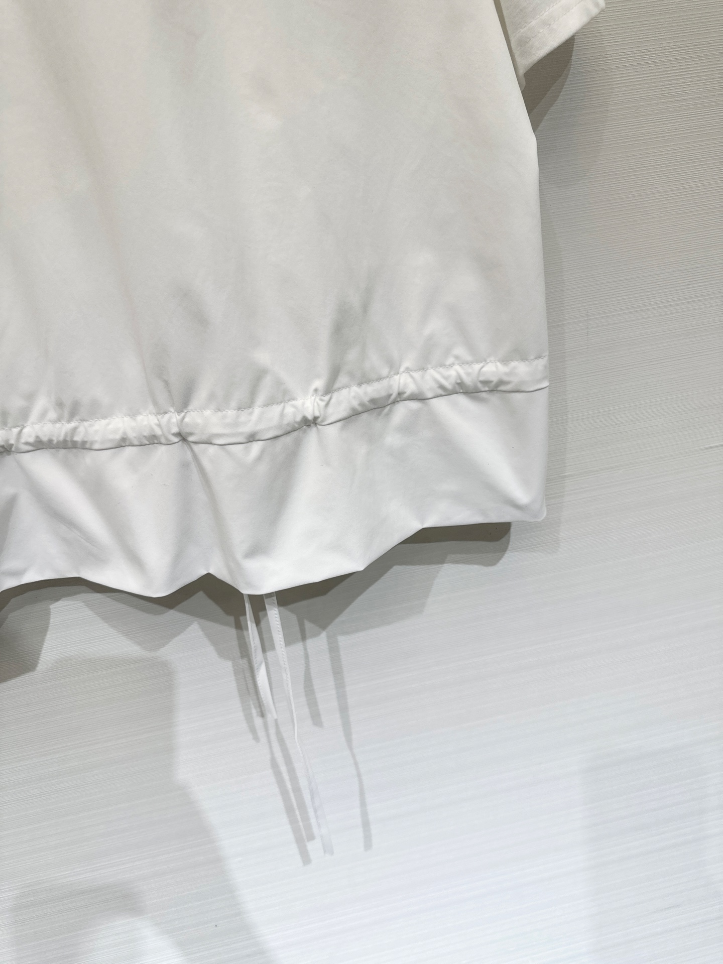 JILSANDER+ 26春夏新款 拼接拉链短袖上衣，极简高级风，采用双向拉链贯穿前襟，下摆设有抽绳设计