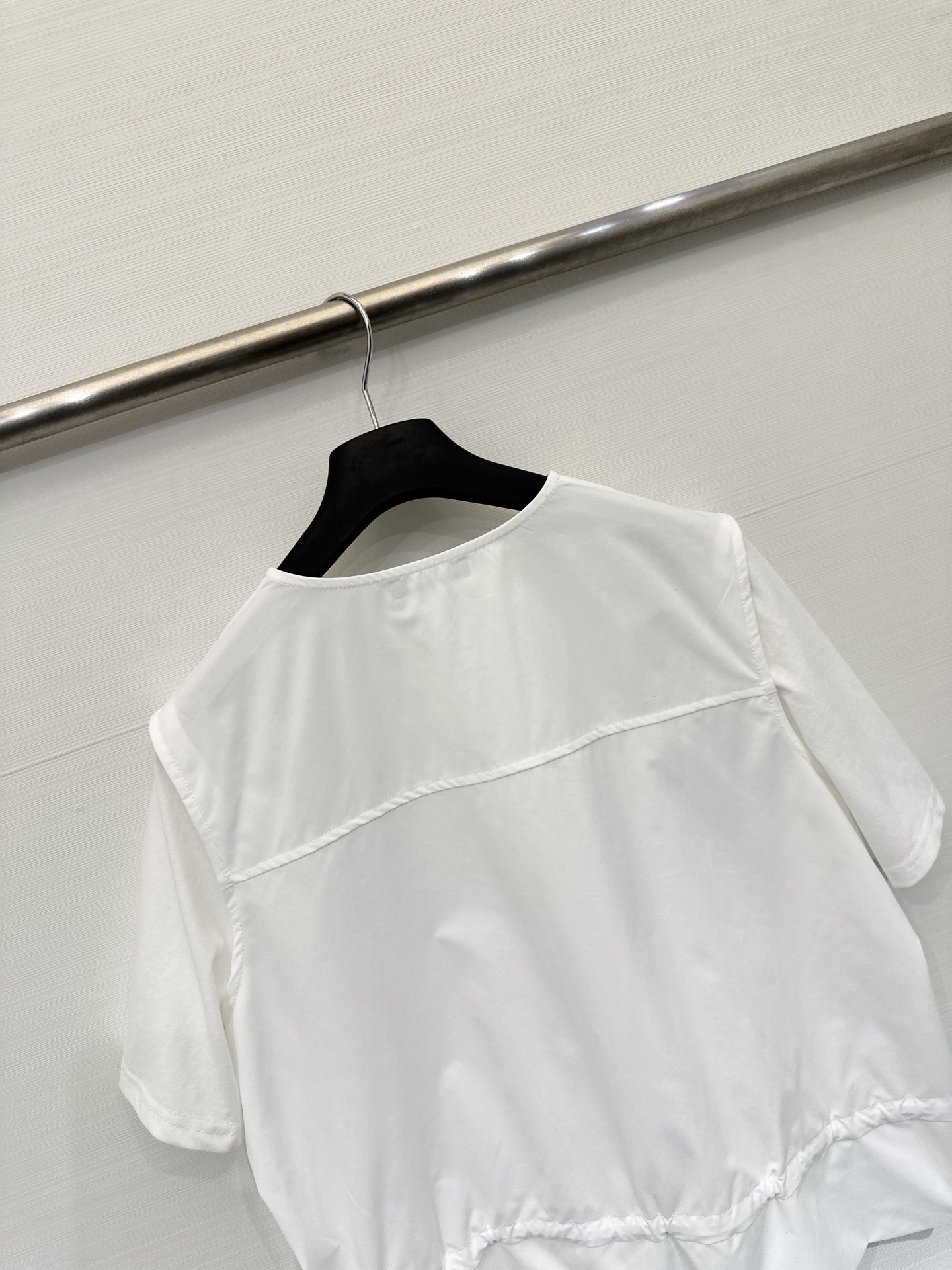 JILSANDER+ 26春夏新款 拼接拉链短袖上衣，极简高级风，采用双向拉链贯穿前襟，下摆设有抽绳设计