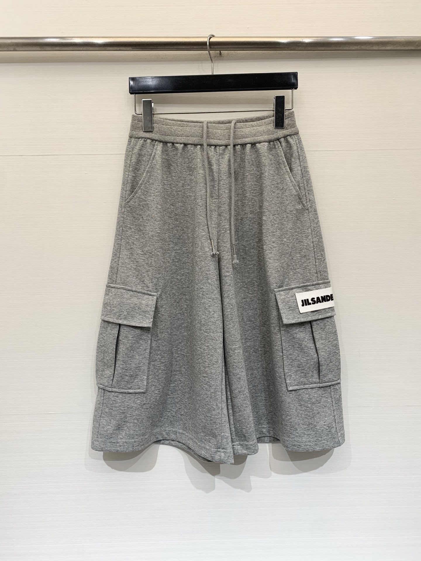 NO:835326,JIL SANDER 26 new summer style workwear style six-point sweatpants, mid-length wide-leg version, with large-size workwear pockets on both sides, white woven label on the left pocket, minimalist workwear style, high street casual style, suitable for short tops and sweatshirts, creating a relaxed street wear. Three colors SML,, jil sander, hoodie, sweatshirts,19860909JIL SANDER 26夏季新款 工装风六分卫裤,中长款阔腿版型,两侧带大尺寸工装口袋,左侧口袋有白色织唛标签,极简工装风、高街休闲风,适配短款上衣、卫衣,打造松弛感街头穿搭 三色SML,,jil sander,hoodie,sweatshirts,,Women's clothing