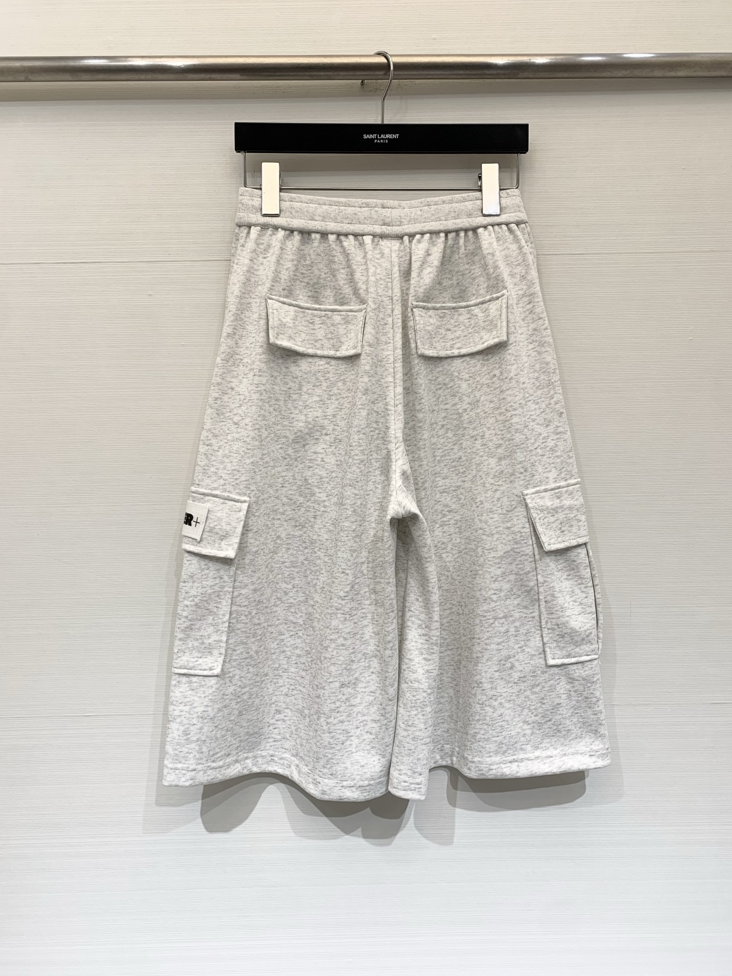 JIL SANDER 26夏季新款 工装风六分卫裤，中长款阔腿版型，两侧带大尺寸工装口袋，左侧口袋有白色