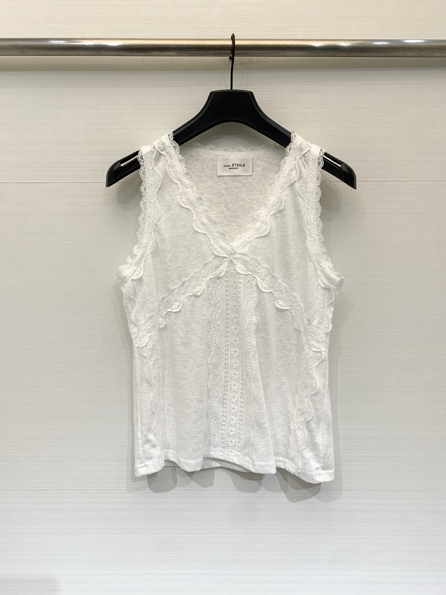 NO:835304,Isabel Marant toile 26 new summer style lace splicing camisole, straight version, moderate length, V-neck edges, shoulder straps, chest and hem, spliced with exquisite lace, with a vertical lace hollow splicing design in the center. The fabric is slightly transparent slub cotton, with its own texture, French pure lust style, light sweet girl style, can be worn alone or layered, suitable for jeans and skirts  Two-color SM,,skirts,jeans,19860909Isabel Marant toile 26夏季新款 蕾丝拼接吊带背心,直筒版型,长度适中,V领边缘、肩带、胸前及下摆处,拼接精致蕾丝花边,中心有纵向蕾丝镂空拼接设计,面料为微透竹节棉,自带肌理感,法式纯欲风、轻甜辣妹风,可单穿也可做叠穿内搭,适配牛仔裤、半裙 两色SM,,skirts,jeans,,Women's clothing