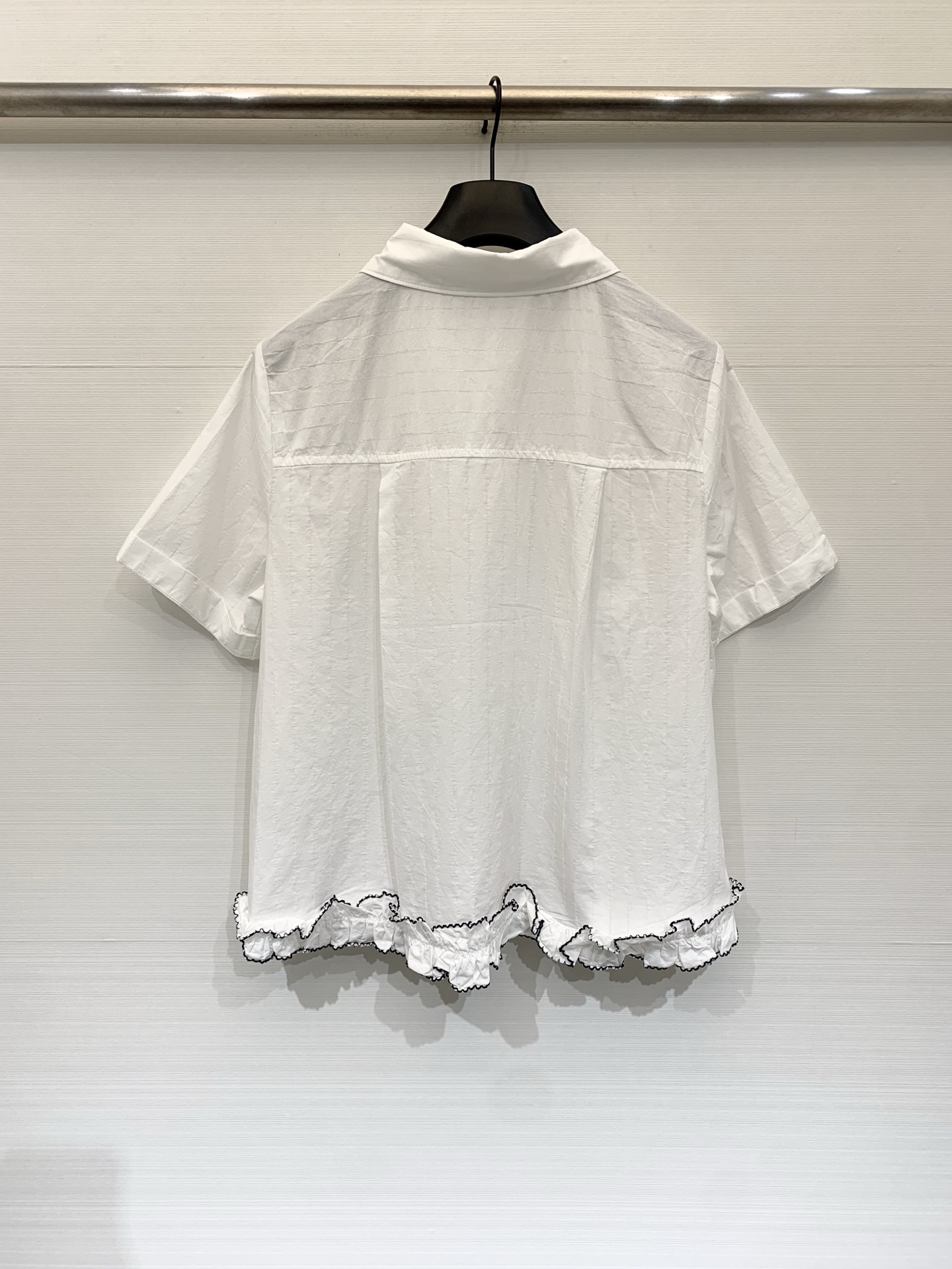 Sacai 26夏季新款 联名风短袖衬衫，短款翻领直筒微宽松版型，下摆不规则荷叶边设计，边缘做黑色撞色锁