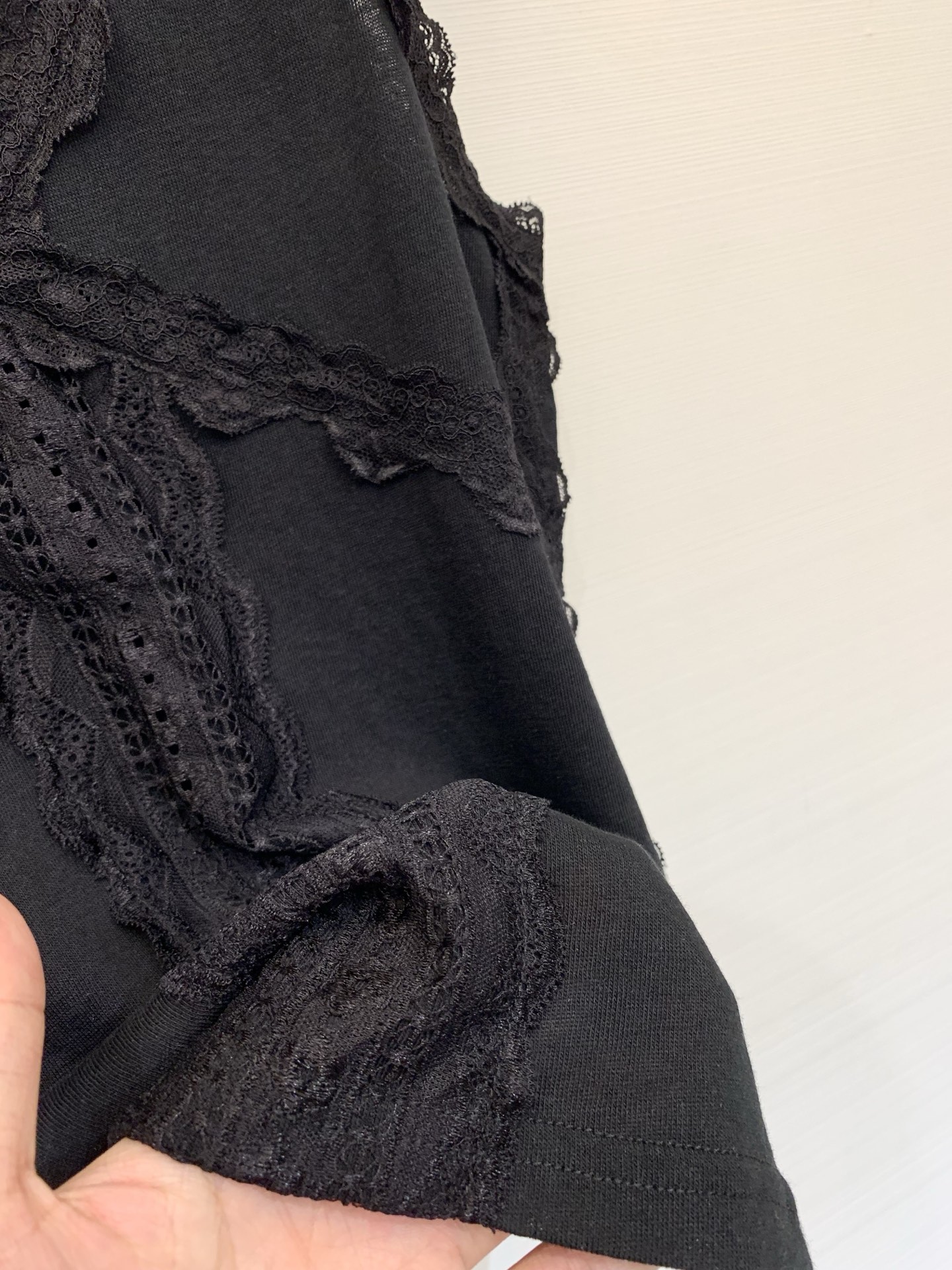 Isabel Marant Étoile 26夏季新款 蕾丝拼接吊带背心，直筒版型，长度适中，V领边缘、