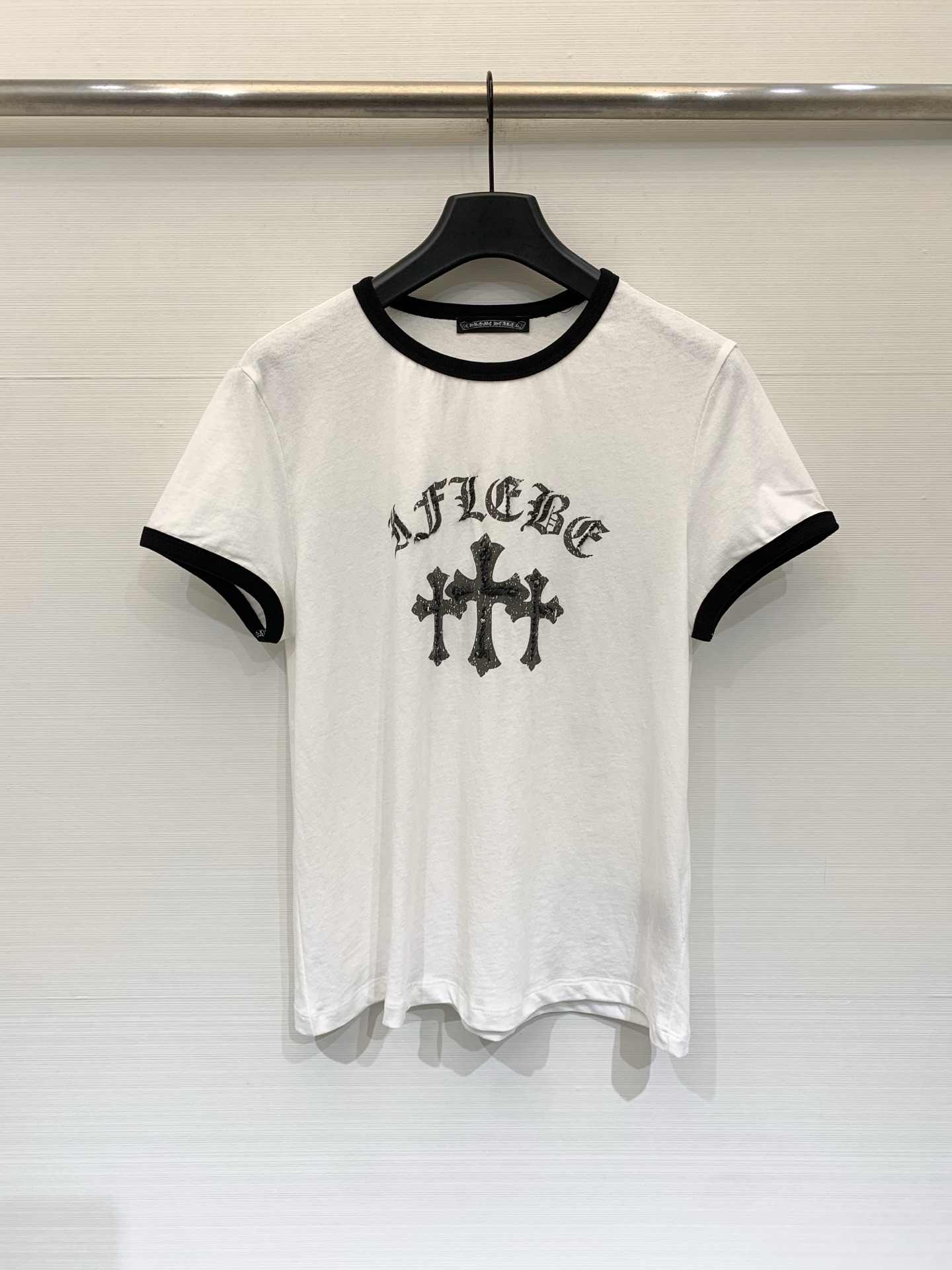 NO:835321,CH Kro Heart 26 new summer style Sanskrit cross printed short-sleeved T-shirt, straight fit, moderate length, black contrast ribbed round neck + contrasting ribbed cuffs, Gothic Sanskrit font and distressed cross printed on the front, slightly permeable washed cotton, not stuffy in summer, with old texture, American retro style, suitable for overalls, low-waisted denim items, code number SML,, chrome hearts, T-shirt, tees, t-shirt,19860909CH克罗心 26夏季新款 梵文十字架印花短袖T恤,直筒版型,长度适中,黑色撞色罗纹圆领+撞色罗纹袖口,正面印有哥特梵文字体与做旧十字架组合印花,微透水洗棉,夏季不闷热,自带做旧质感,美式复古风,适配工装裤、低腰牛仔单品 码数SML,,chrome hearts,T-shirt,tees，t-shirt,,Women's clothing
