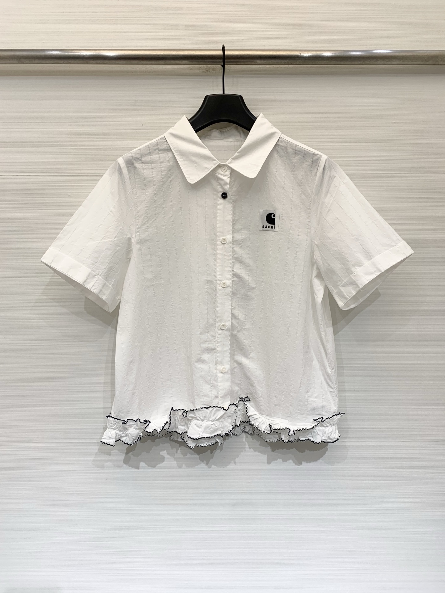 NO:835330,Sacai 26 new summer style co-branded short-sleeved shirt, short lapel, straight and slightly loose fit, irregular ruffle design at the hem, black contrast hemming on the edge, with a sweet and cool atmosphere Code number SML,, shirts, T-shirt,19860909Sacai 26夏季新款 联名风短袖衬衫,短款翻领直筒微宽松版型,下摆不规则荷叶边设计,边缘做黑色撞色锁边,自带甜酷氛围 码数SML,,shirts,T-shirt,,Women's clothing