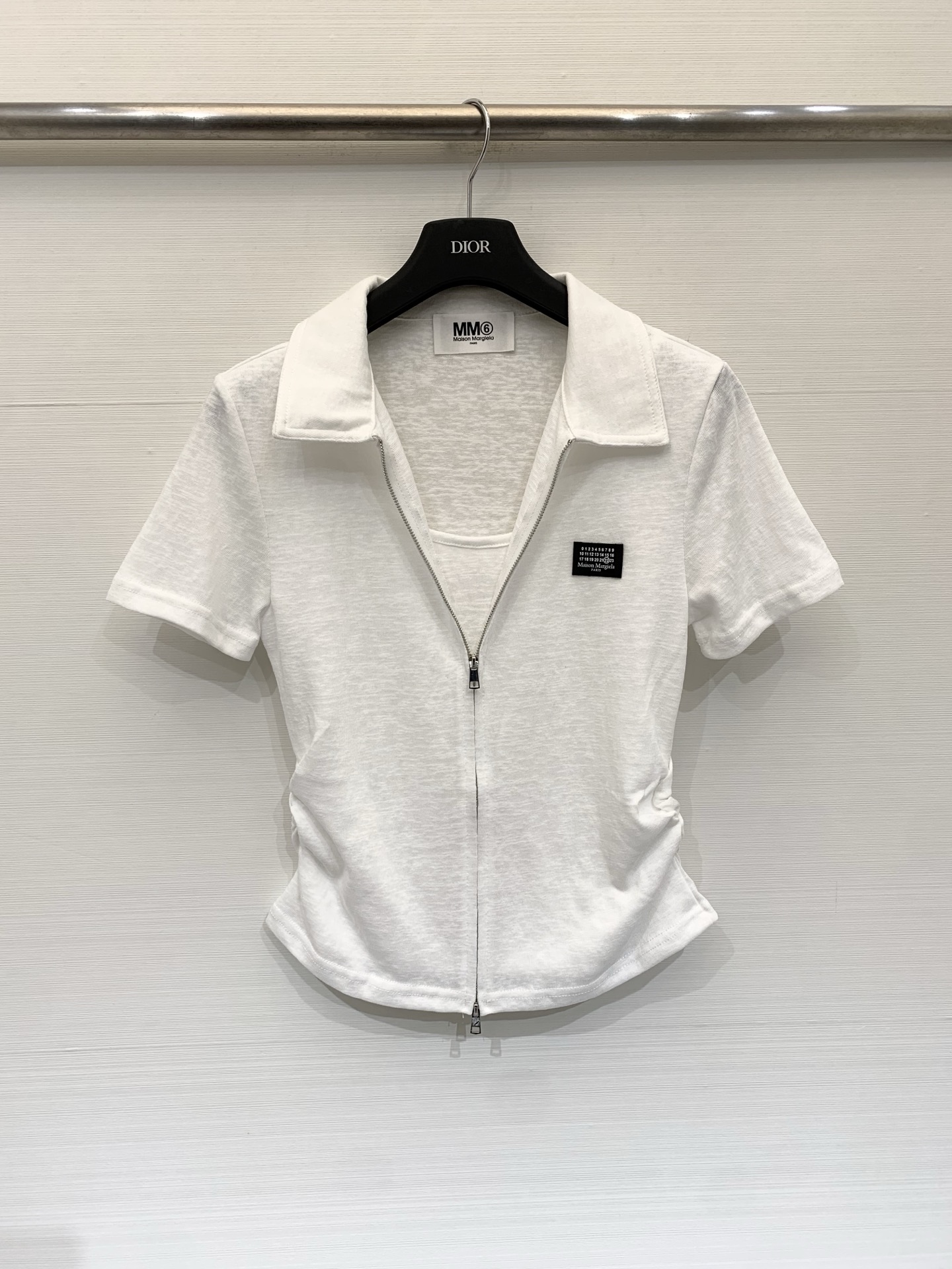 NO:835298,MM6 Maison Margiela 26 new summer style zipper Polo short T-shirt, two-way metal zipper runs through the body, shirring design on both sides of the waist, with built-in waist effect, suitable for Korean relaxed wear. Three colors SML, masion margiela, tees, t-shirt,19860909MM6 Maison Margiela 26 夏季新款 拉链Polo短款T恤,双向金属拉链贯穿衣身,腰部两侧有抽褶设计,自带收腰效果,适配韩系松弛感穿搭 三色SML,,masion margiela,tees，t-shirt,,Women's clothing