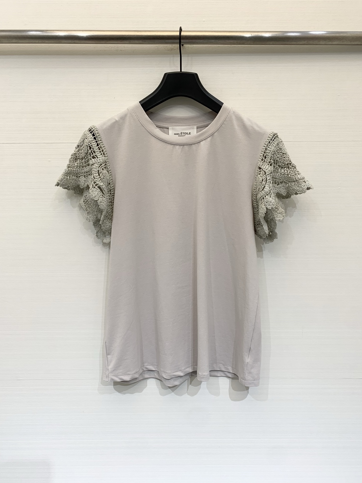 NO:837253,Isabel Marant's 26 new summer model is a French-style gentle hollow lace sleeve patchwork T-shirt. It uses hand-made hollow crochet lace to replace the regular short sleeves. The gentle small flying sleeves with soft light filter cleverly modify the upper arm lines. The high-count cotton body is skin-friendly and breathable, and the straight and slightly loose version is not flattering. The clean white tone is matched with exquisite lace details. It can be salty or sweet. It can easily create a Korean-style relaxed look. It is an indispensable and versatile item in the summer wardrobe.  Three-color SM,,T-shirt,tees,t-shirt,19860909IsabelMarant 26夏季新款 法式温柔感镂空蕾丝袖拼接T恤,用手工感镂空钩针蕾丝替代常规短袖,自带柔光滤镜的温柔小飞袖,巧妙修饰上臂线条.高支棉衣身亲肤透气,直筒微宽松版型不挑身材,干净的白调搭配精致蕾丝细节,可盐可甜,轻松打造韩系松弛感穿搭,是夏日衣柜里不可或缺的百搭单品 三色SM,,T-shirt,tees，t-shirt,,Women's clothing