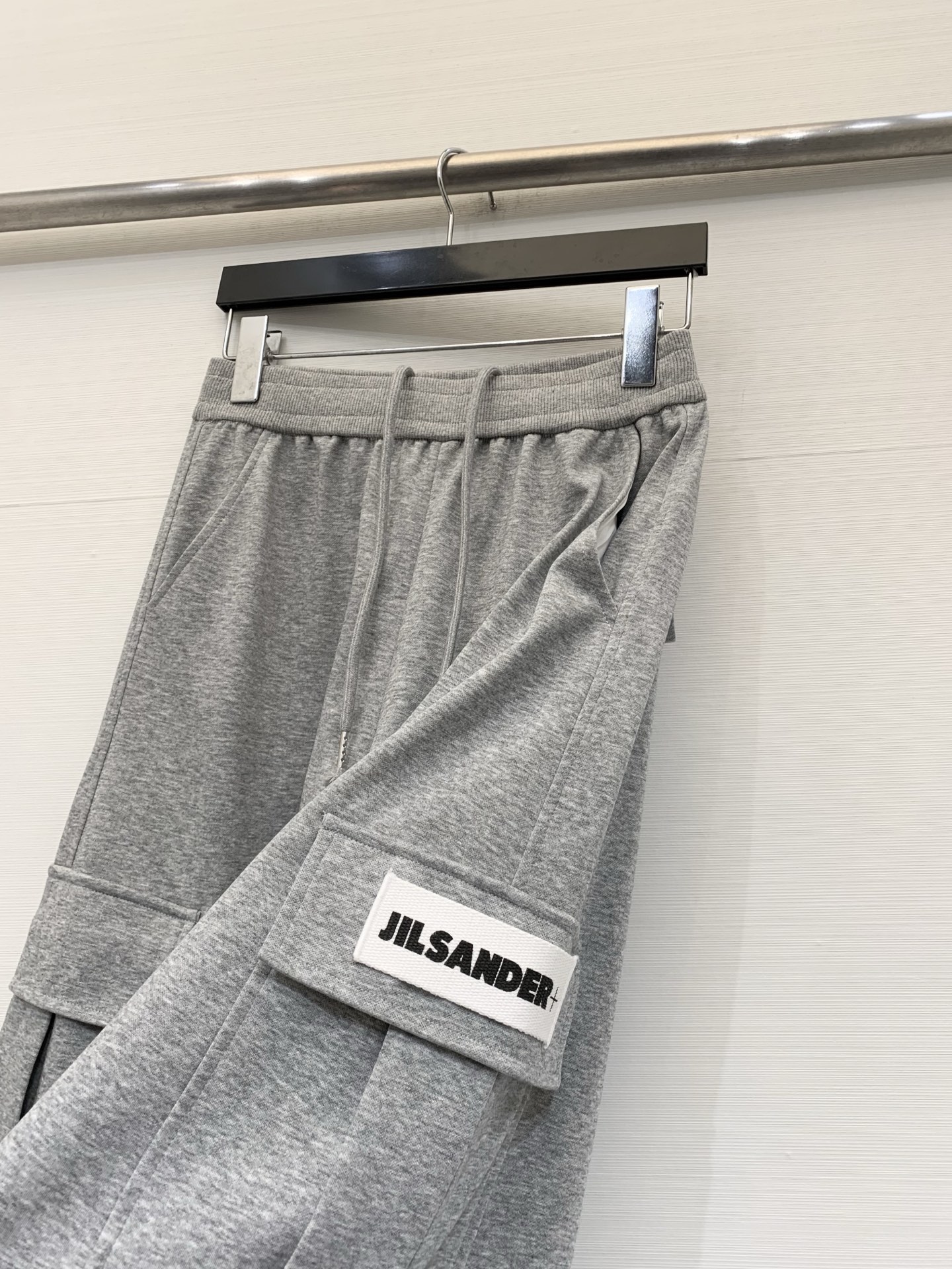 JIL SANDER 26夏季新款 工装风六分卫裤，中长款阔腿版型，两侧带大尺寸工装口袋，左侧口袋有白色