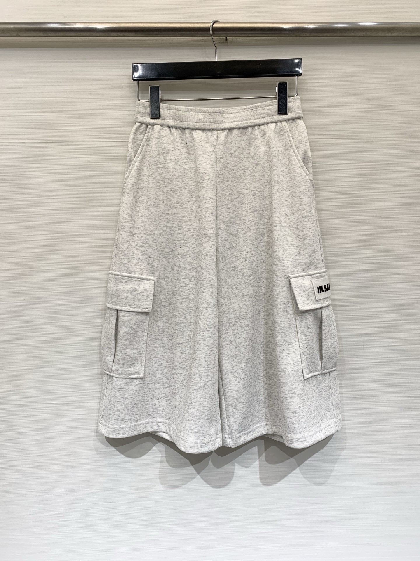 JIL SANDER 26夏季新款 工装风六分卫裤，中长款阔腿版型，两侧带大尺寸工装口袋，左侧口袋有白色