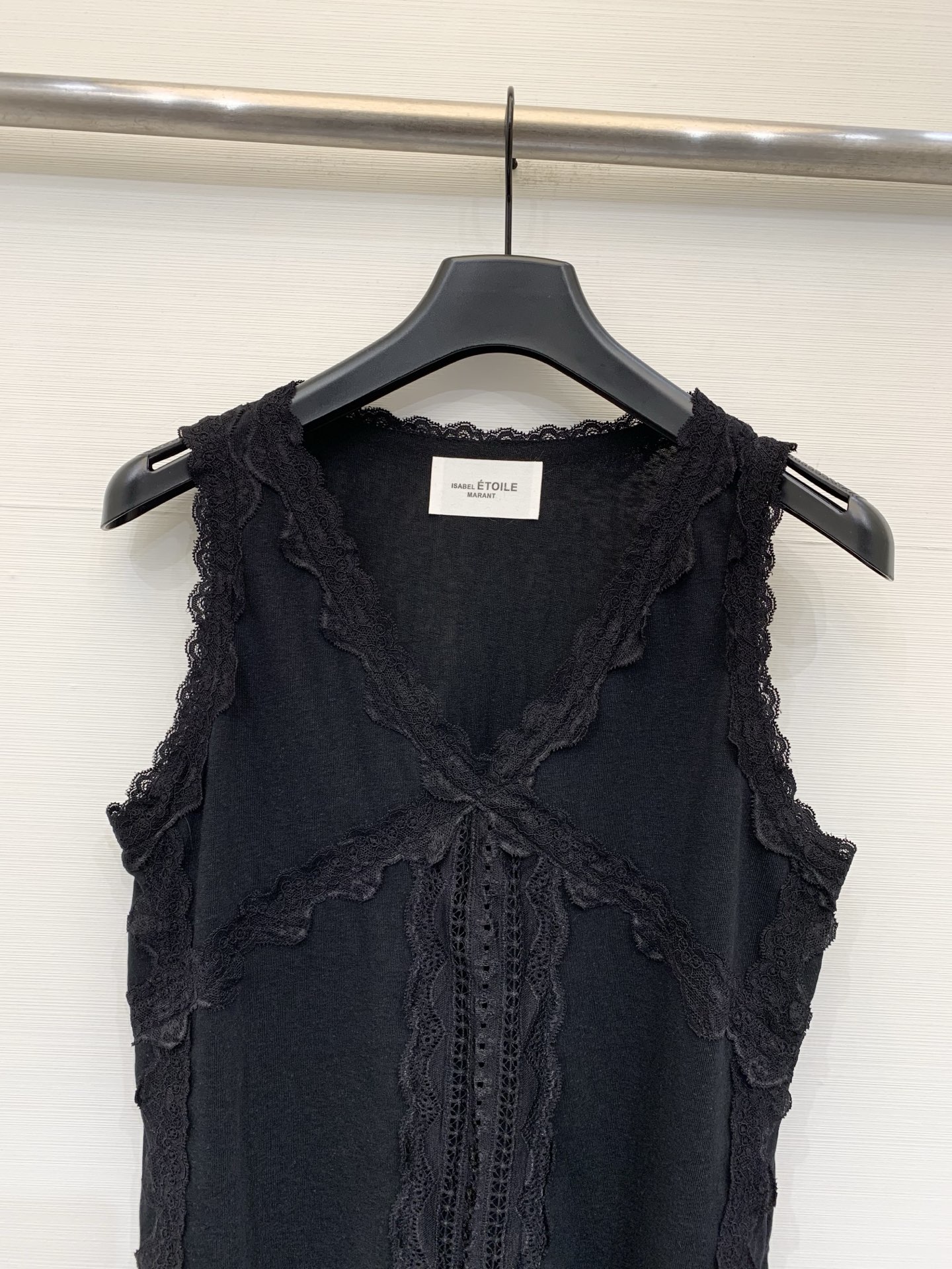 Isabel Marant Étoile 26夏季新款 蕾丝拼接吊带背心，直筒版型，长度适中，V领边缘、