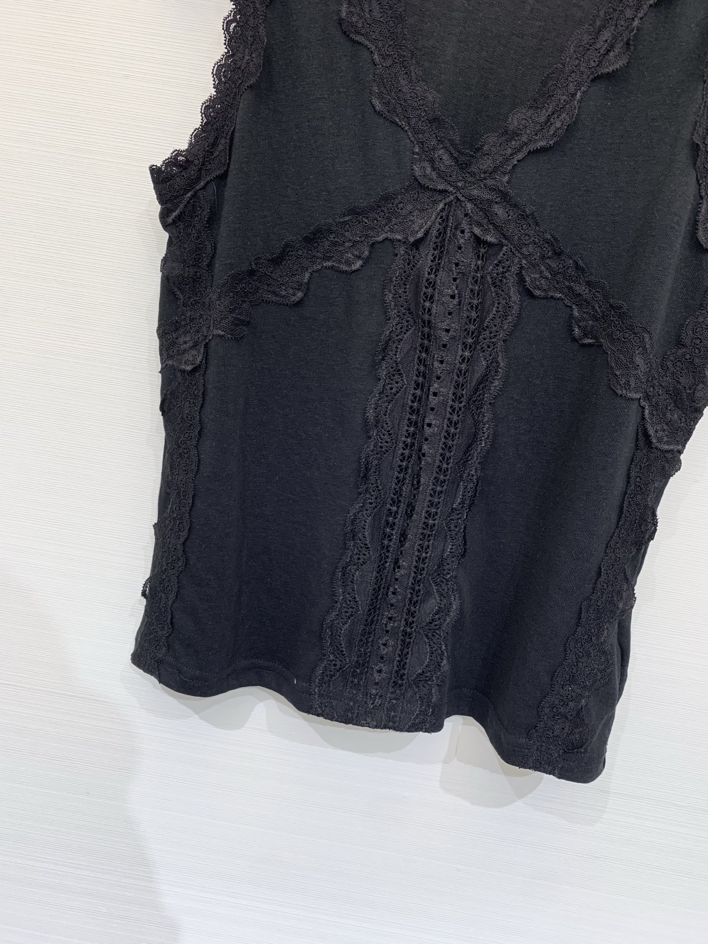 Isabel Marant Étoile 26夏季新款 蕾丝拼接吊带背心，直筒版型，长度适中，V领边缘、