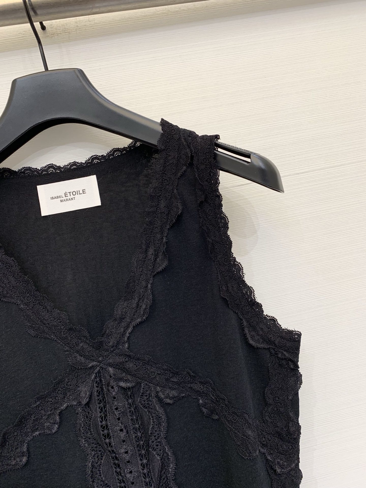 Isabel Marant Étoile 26夏季新款 蕾丝拼接吊带背心，直筒版型，长度适中，V领边缘、