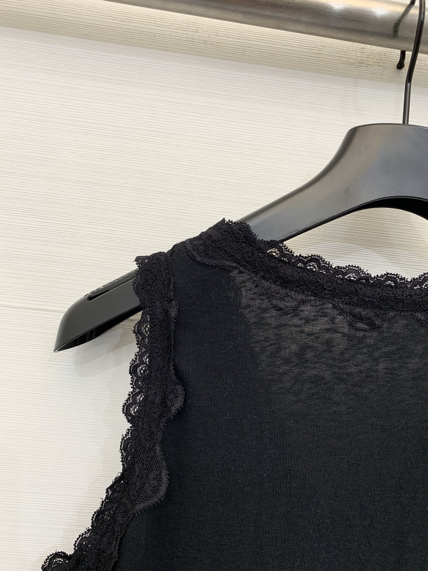 Isabel Marant Étoile 26夏季新款 蕾丝拼接吊带背心，直筒版型，长度适中，V领边缘、