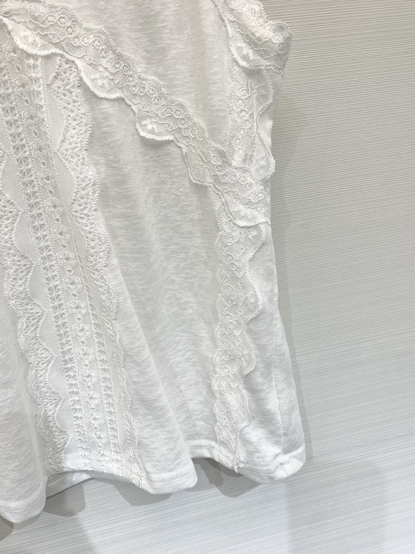 Isabel Marant Étoile 26夏季新款 蕾丝拼接吊带背心，直筒版型，长度适中，V领边缘、
