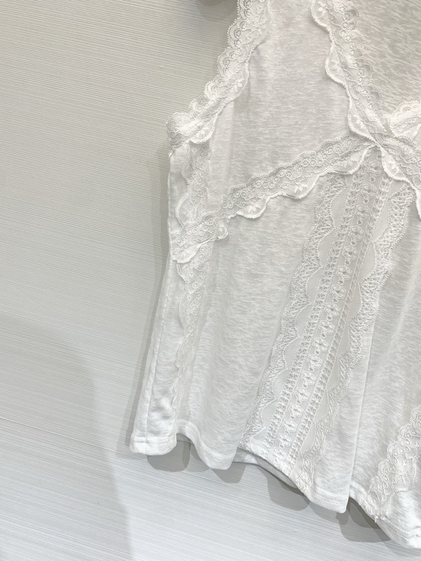 Isabel Marant Étoile 26夏季新款 蕾丝拼接吊带背心，直筒版型，长度适中，V领边缘、