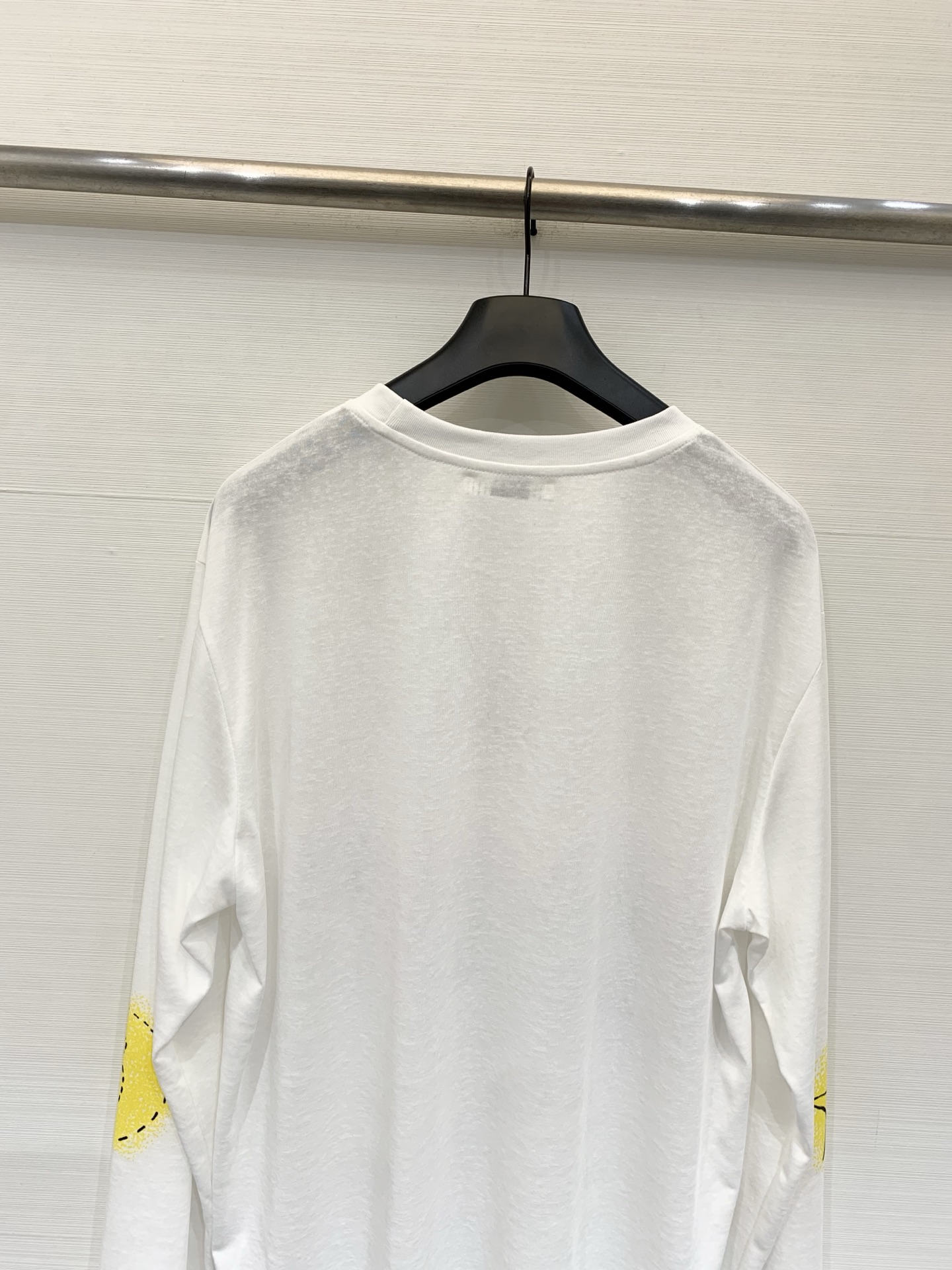 Chloe 26夏季新款 手绘涂鸦防晒长袖T恤，宽松落肩款版型，冰凉的微透薄款面料，领口有手工缝线毛边设