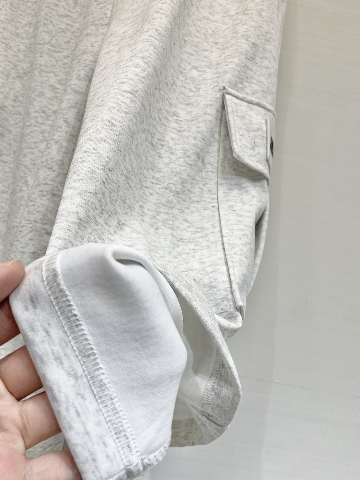JIL SANDER 26夏季新款 工装风六分卫裤，中长款阔腿版型，两侧带大尺寸工装口袋，左侧口袋有白色