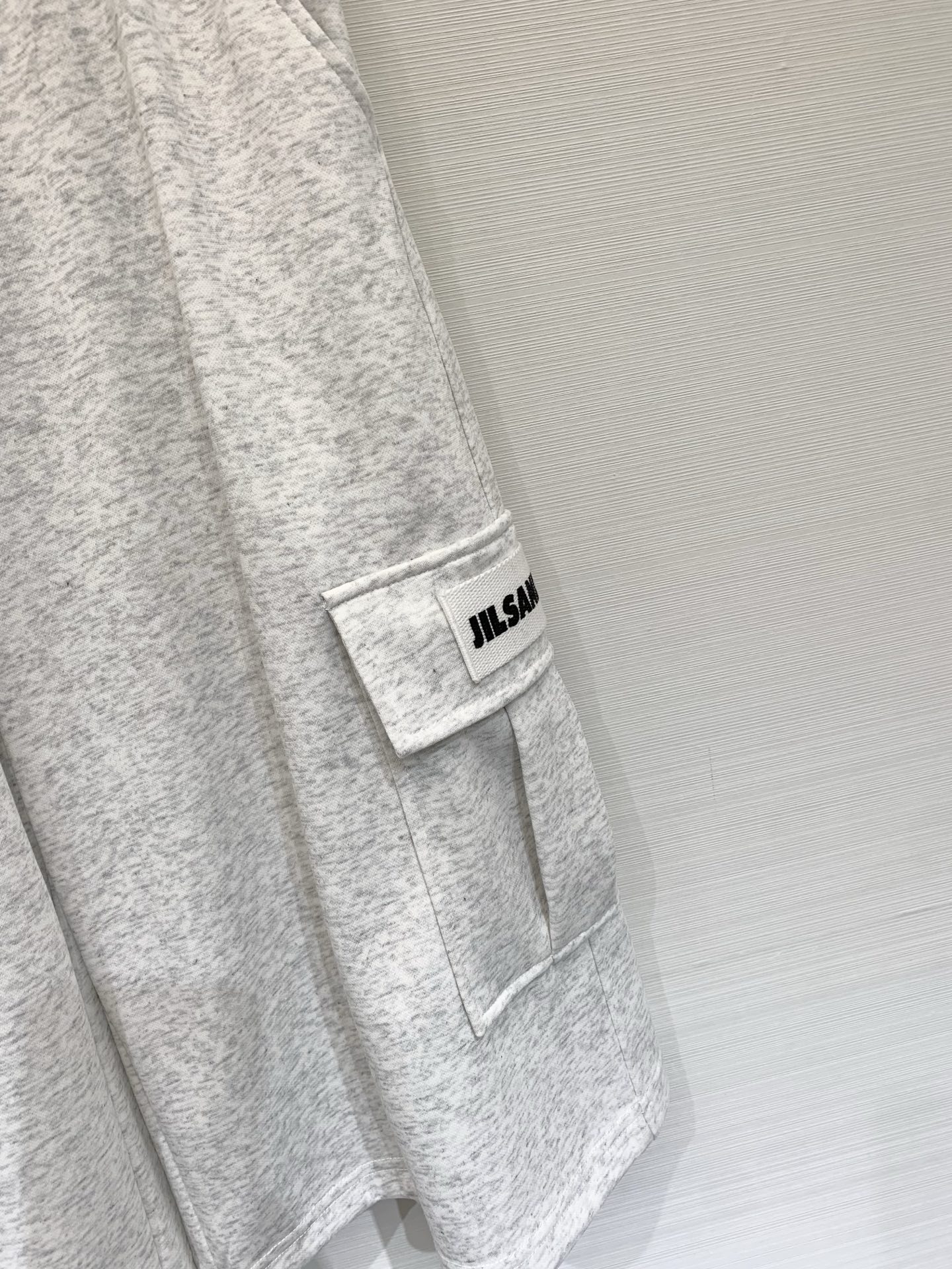 JIL SANDER 26夏季新款 工装风六分卫裤，中长款阔腿版型，两侧带大尺寸工装口袋，左侧口袋有白色