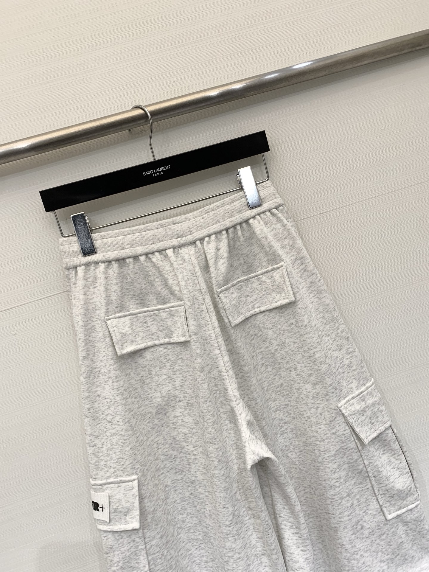 JIL SANDER 26夏季新款 工装风六分卫裤，中长款阔腿版型，两侧带大尺寸工装口袋，左侧口袋有白色