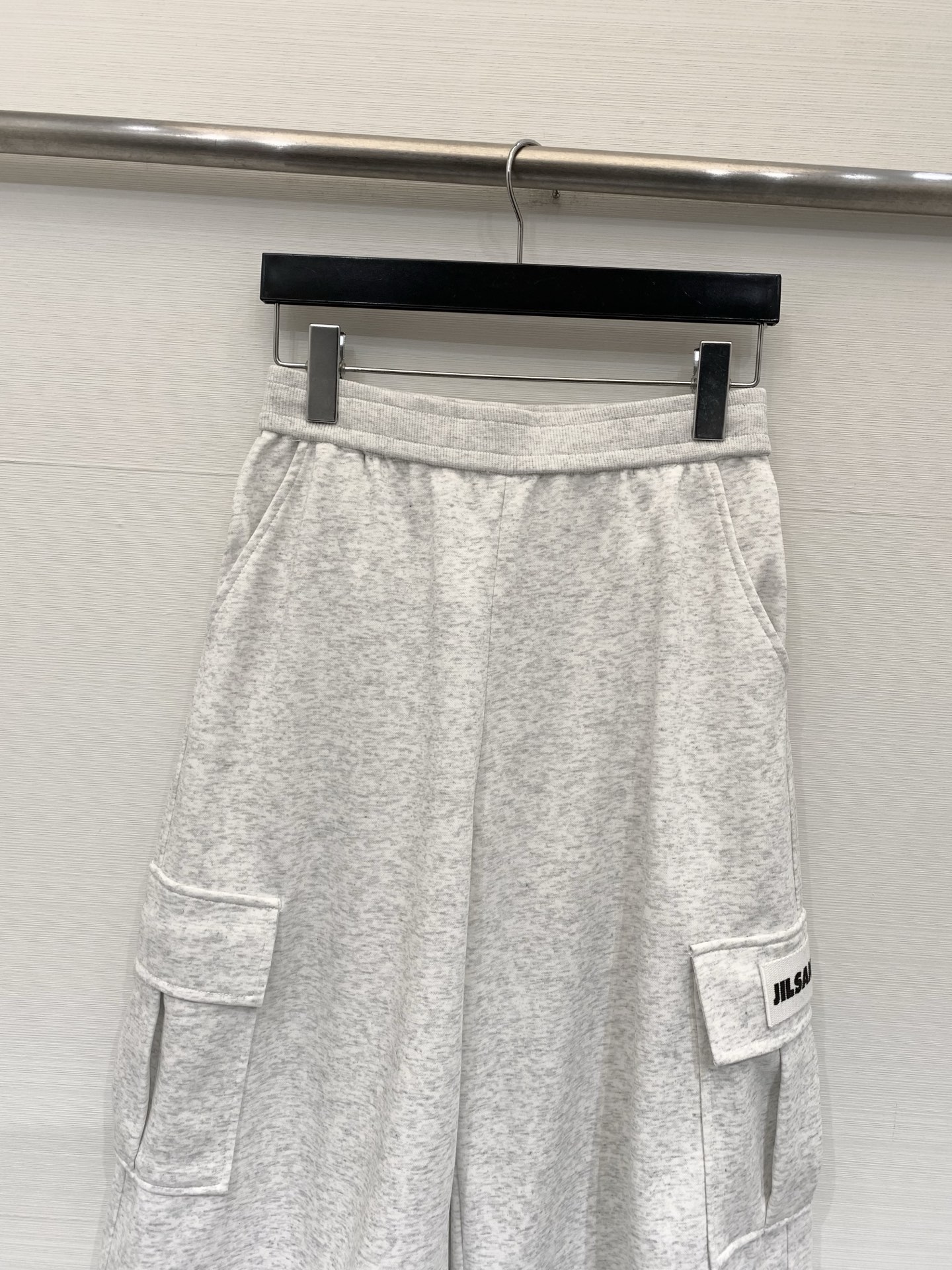 JIL SANDER 26夏季新款 工装风六分卫裤，中长款阔腿版型，两侧带大尺寸工装口袋，左侧口袋有白色