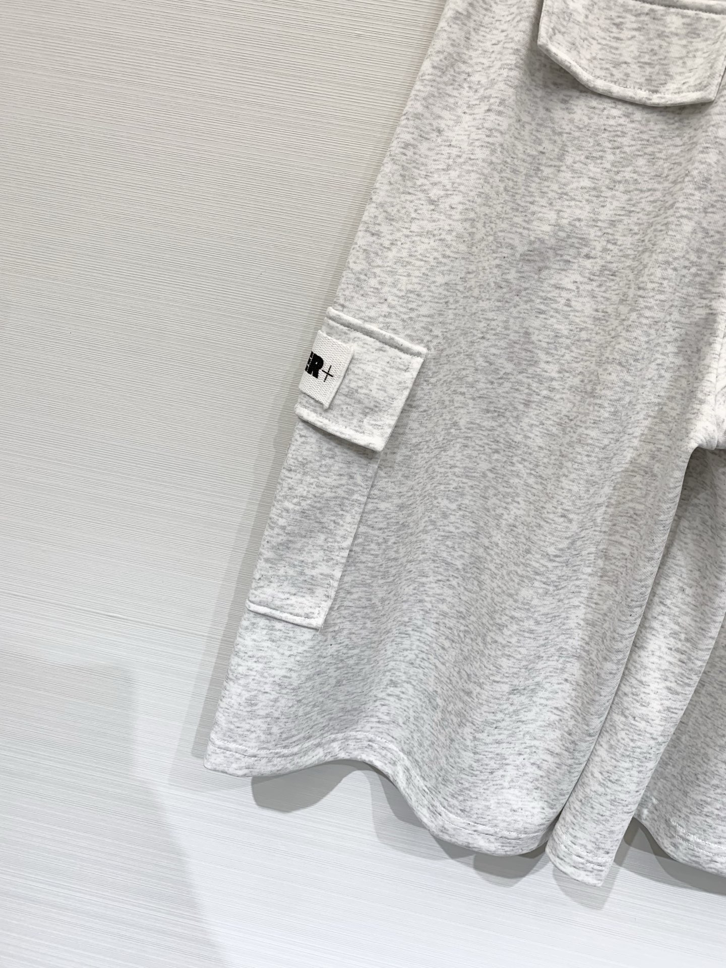 JIL SANDER 26夏季新款 工装风六分卫裤，中长款阔腿版型，两侧带大尺寸工装口袋，左侧口袋有白色