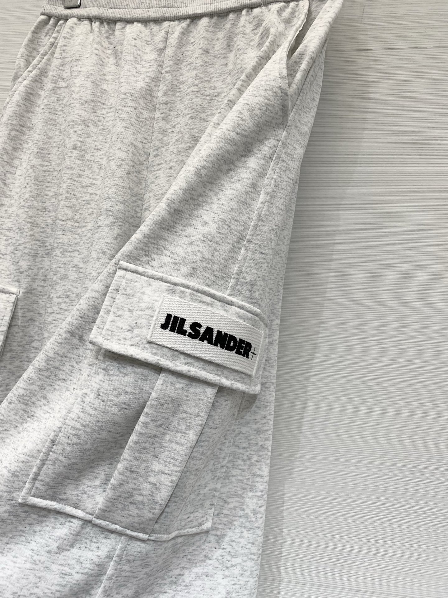 JIL SANDER 26夏季新款 工装风六分卫裤，中长款阔腿版型，两侧带大尺寸工装口袋，左侧口袋有白色