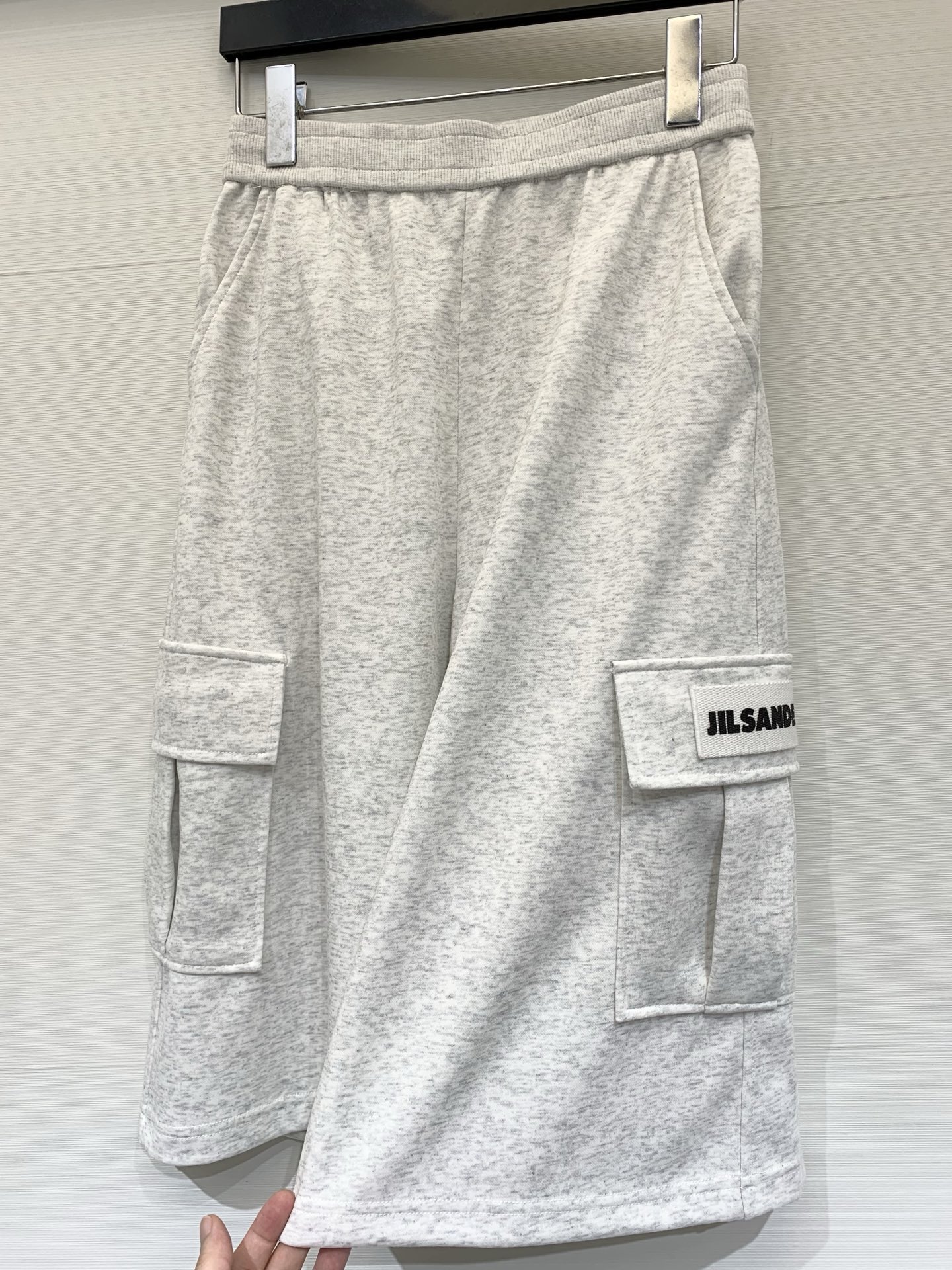 JIL SANDER 26夏季新款 工装风六分卫裤，中长款阔腿版型，两侧带大尺寸工装口袋，左侧口袋有白色